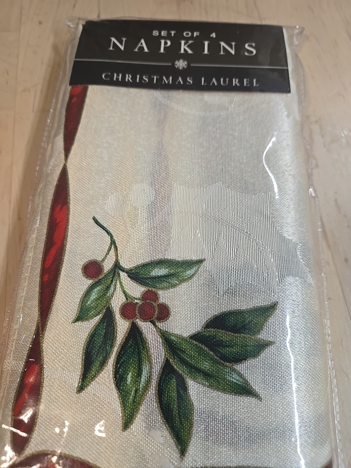 Christmas Laurel Napkins Berries Red Green Ivory Holiday Bed Bath Beyond Sealed