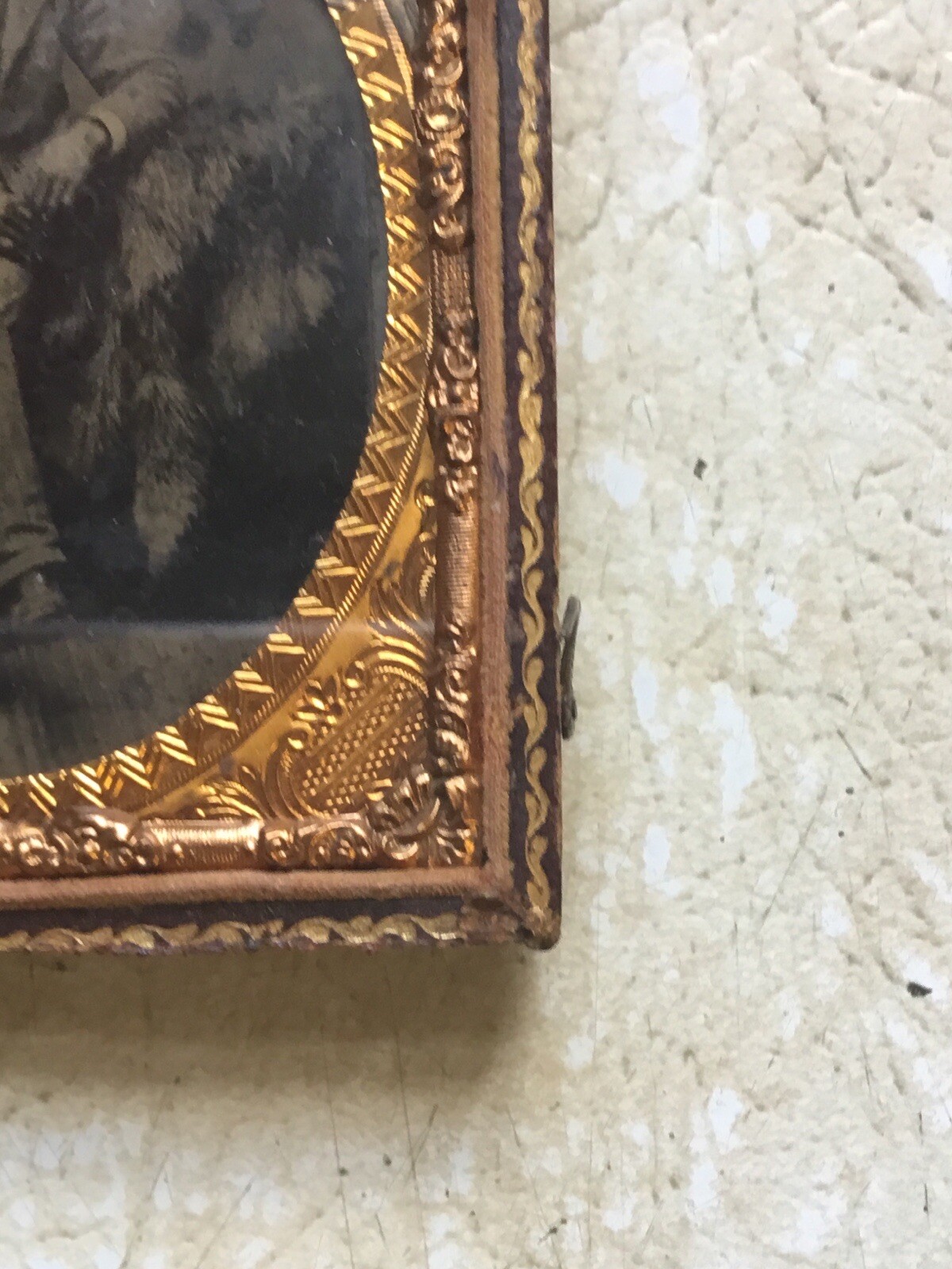 1800 HANDSOME WELL DRESSED AFRICAN AMERICAN MAN SUIT FUR RUG Tin Type Photo