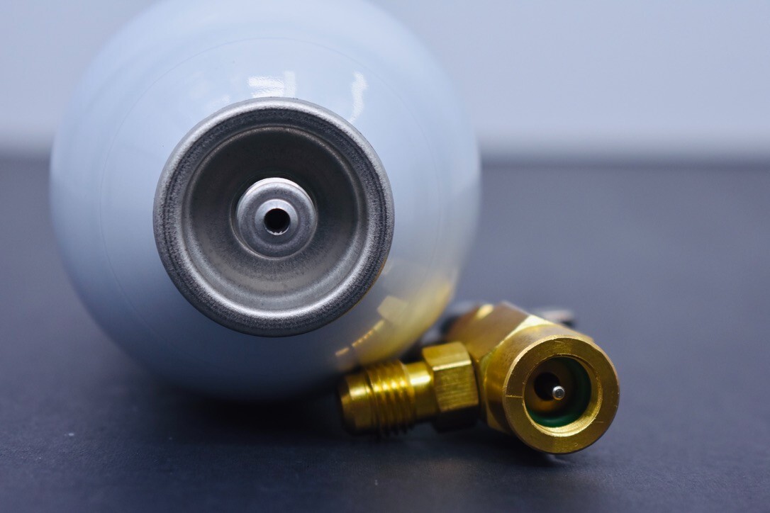 R600a UPRIGHT, Isobutane, Self-Sealing Valve, 3 cans with TopTap