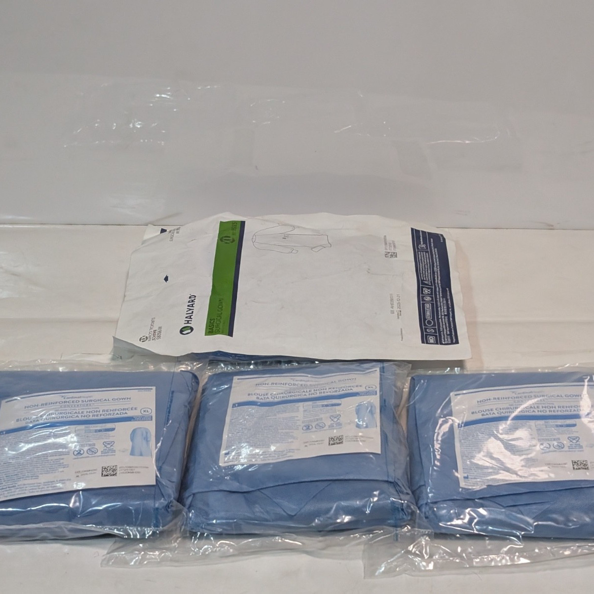 Mixed Lot of 4: Cardinal Health 9545 (x3), Halyard 99285 (x1) XL Surgical Gowns