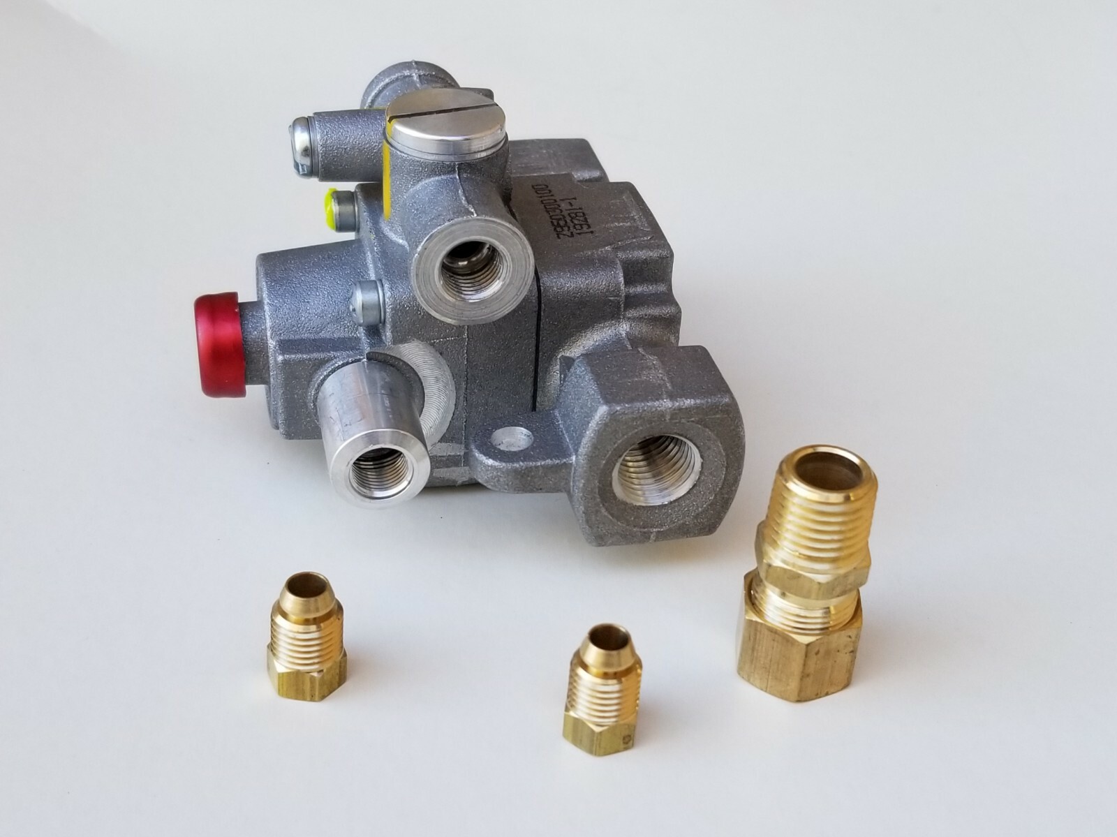 ROBERTSHAW GAS SAFETY VALVE, TSJ pilot inlet-out 3/16" Body in 1/4" (1720-005)