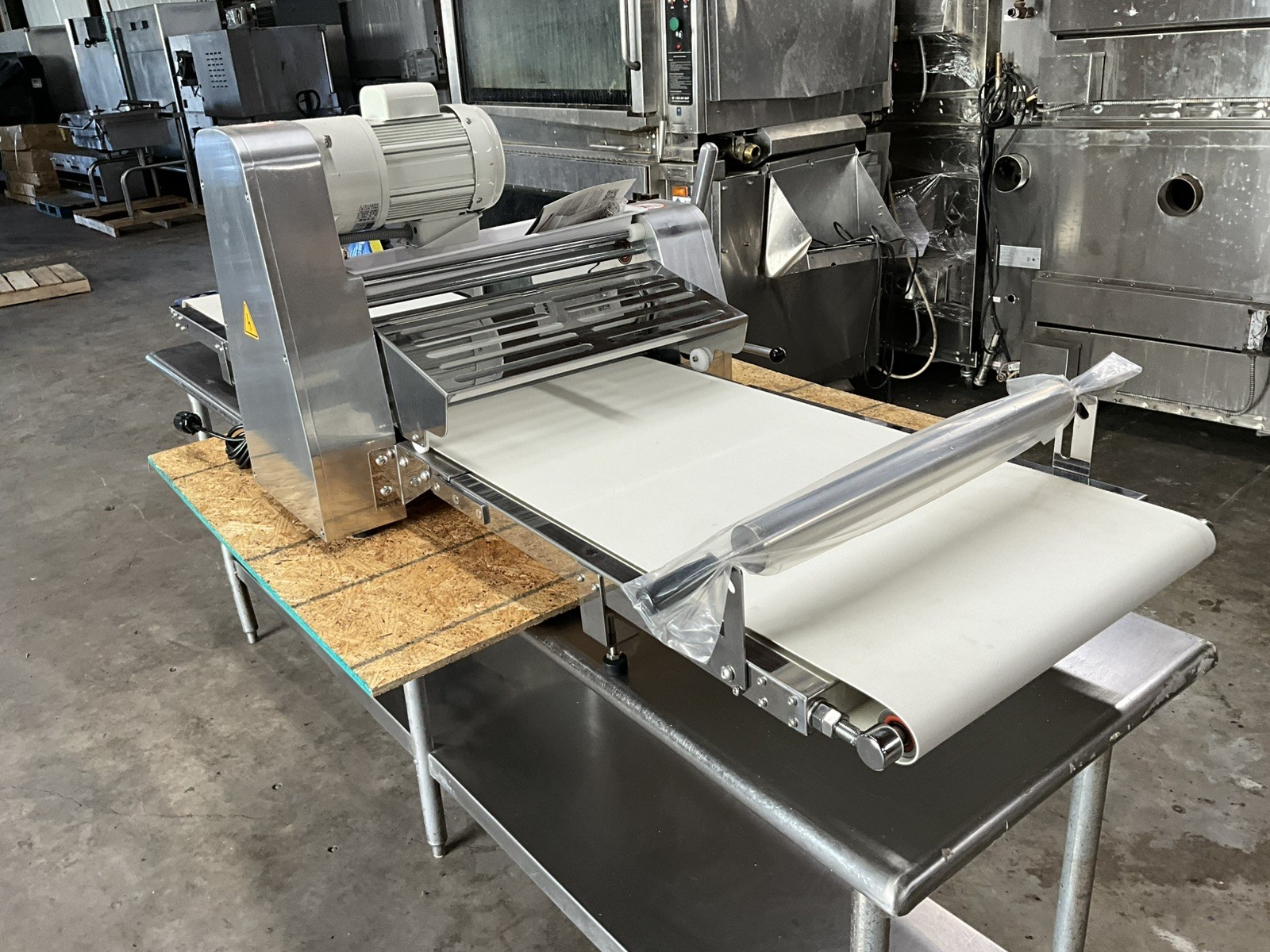 Omcan USA 42154 Countertop Reversible Dough Sheeter 20-1/2" Rollers BE-CN-2083