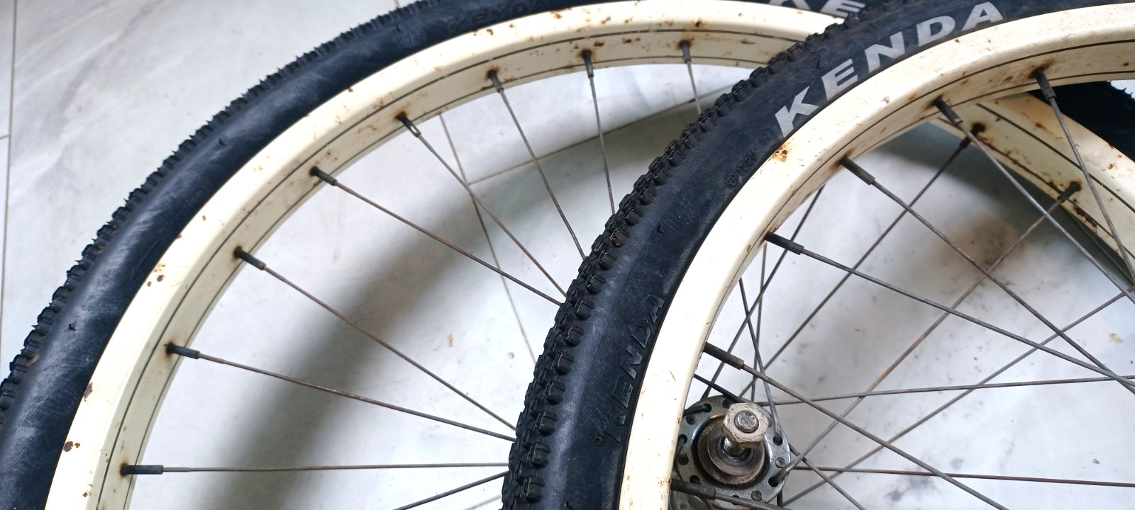 SWEET, 24x2.125" Nice pair Schwinn, S-2 Balloon Enameled Wheels 1950/60s bicycle