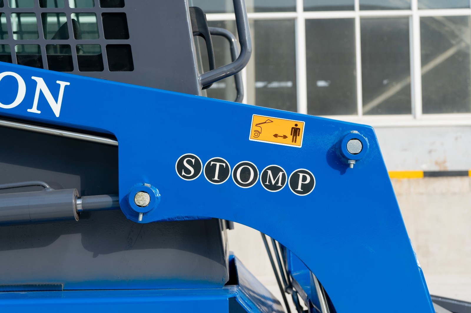 TYPHON STOMP 509 25HP Kubota D1105 1.4 Ton EPA Skid Steer Loader Brand New USA