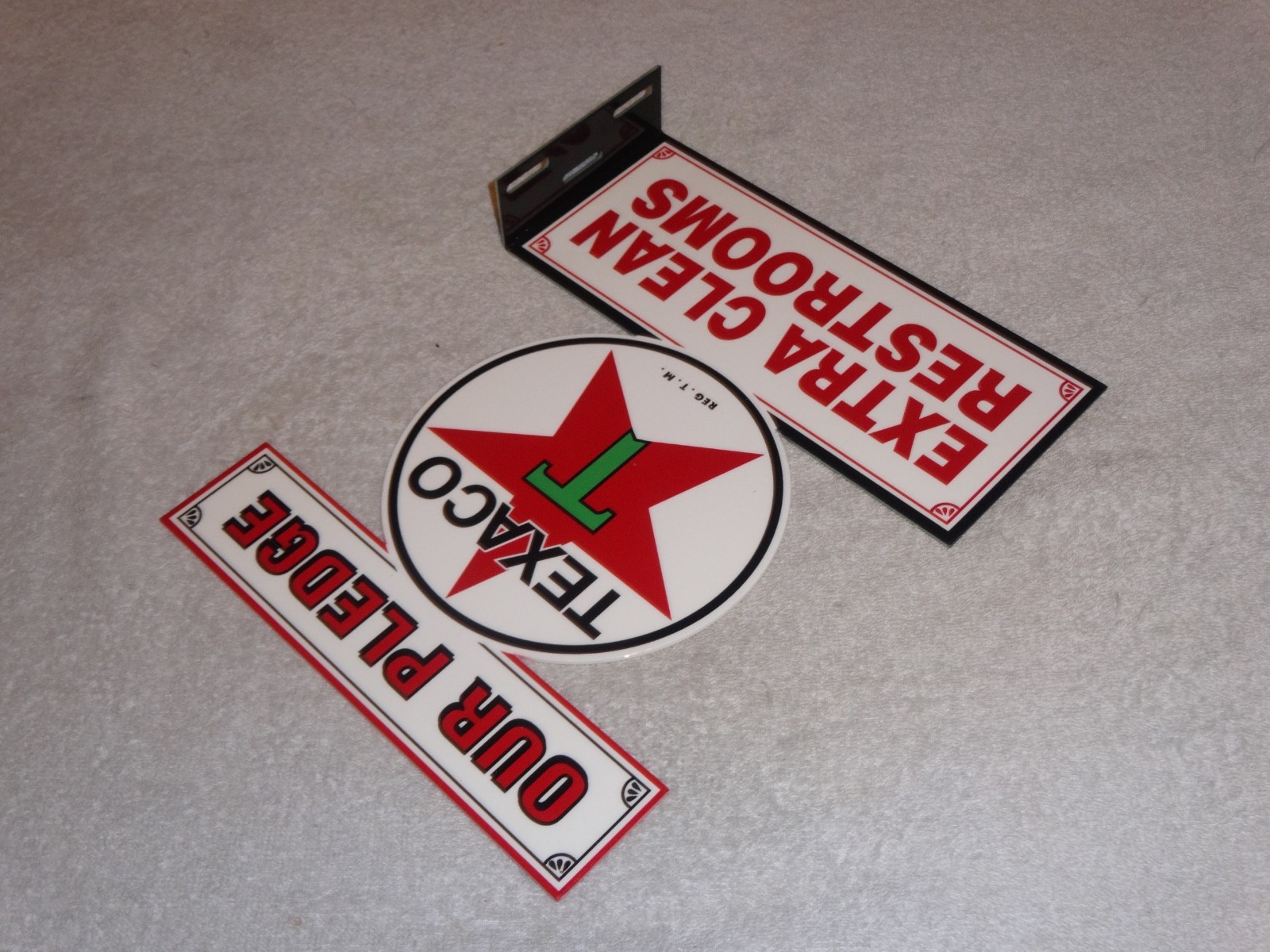 VINTAGE TEXACO OUR PLEDGE CLEAN RESTROOMS 11 3/4" METAL GASOLINE OIL FLANGE SIGN