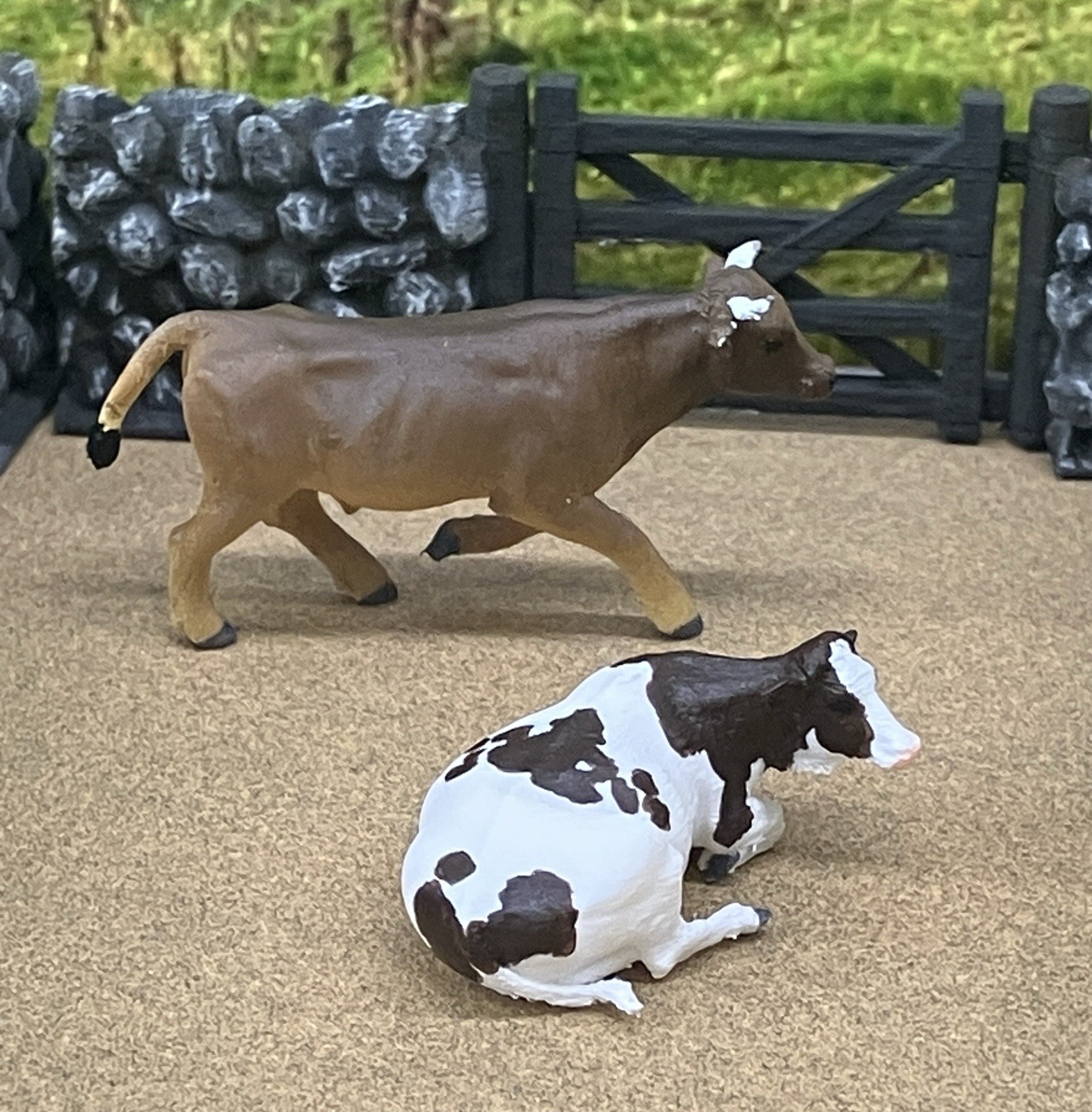 3D Print 1:64 - Laying Down Cow & Running Bull Cattle Farm Scene Like Ertl