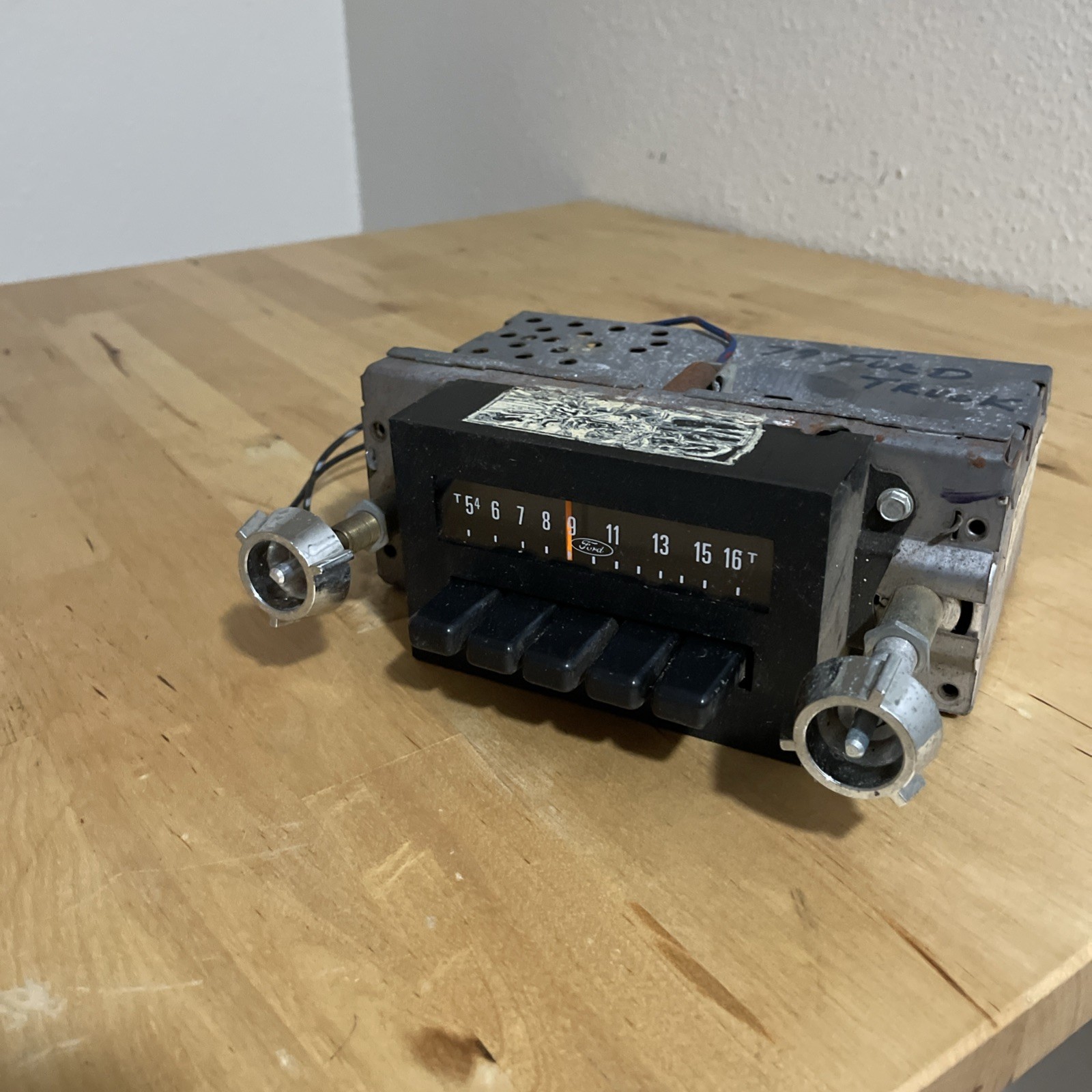 VTG 1973-1979 FORD TRUCK AM/FM Stereo Radio Model # D9TF-18806-AA Excellent