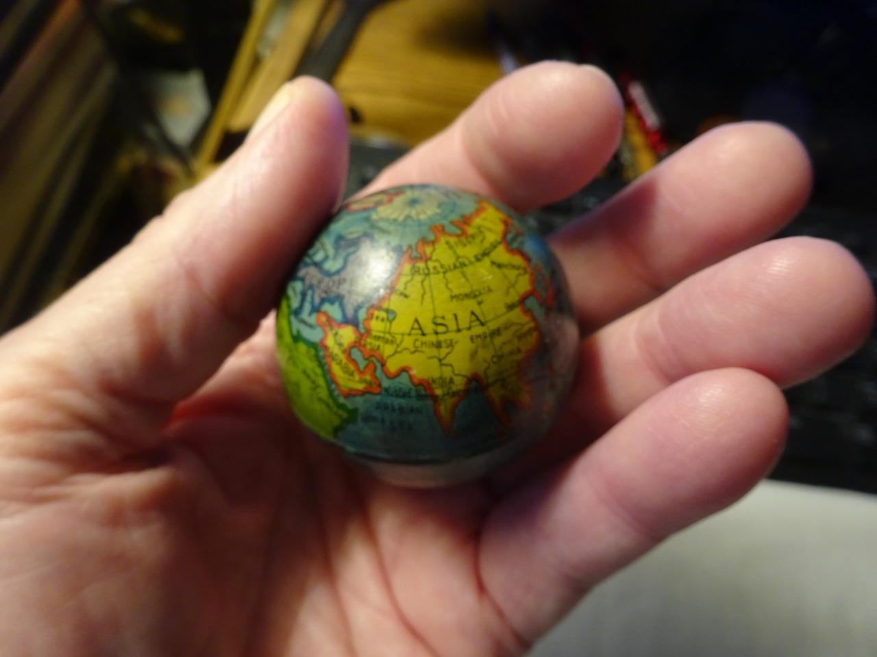 ANTIQUE MINIATURE TIN LITHO WORLD GLOBE PENCIL SHARPENER MADE IN JAPAN BY MT VG