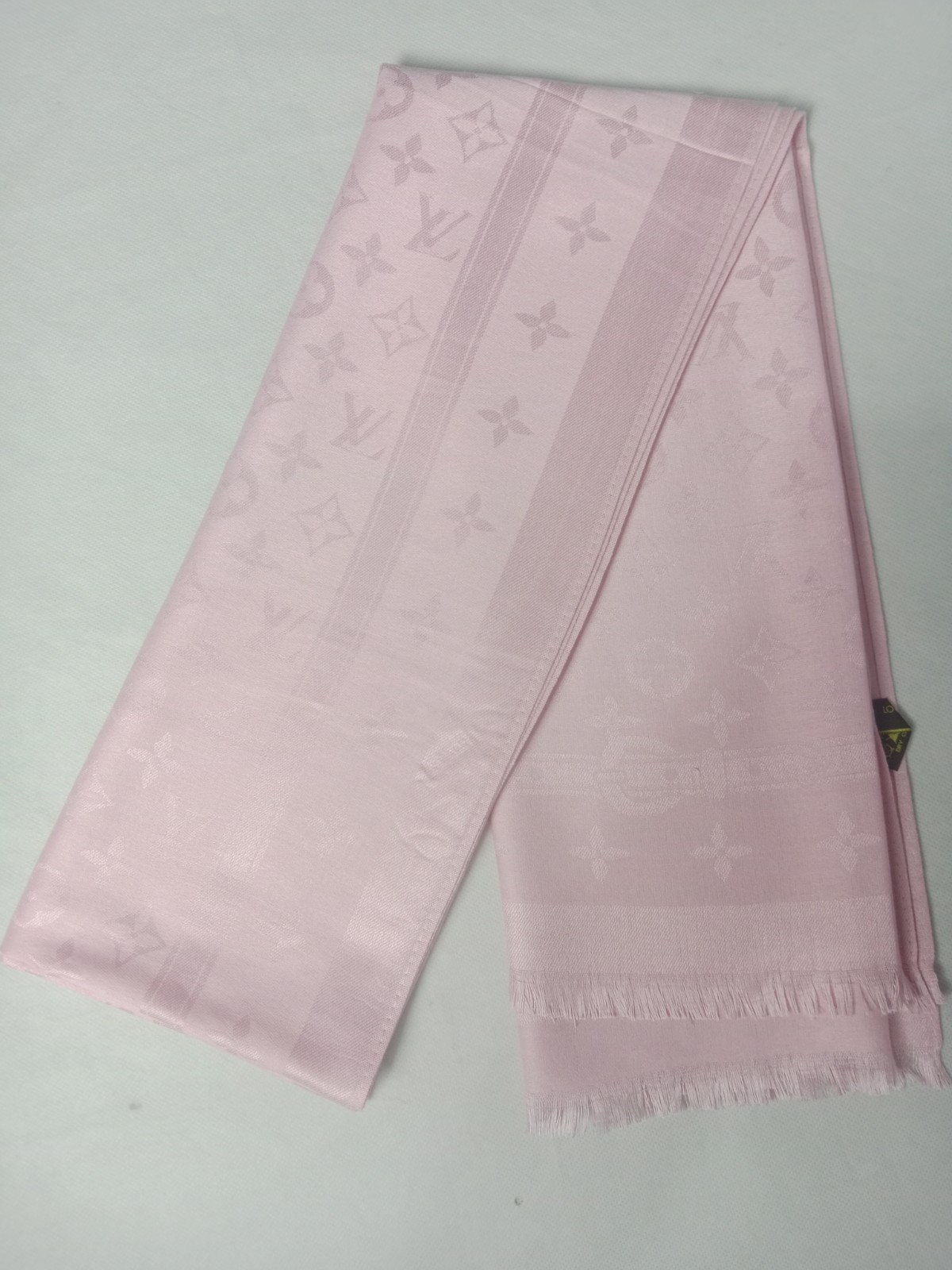 Authentic Louis Vuitton Wrap Stole Shawl 65% Cashmere 35% Silk Light Pink Used