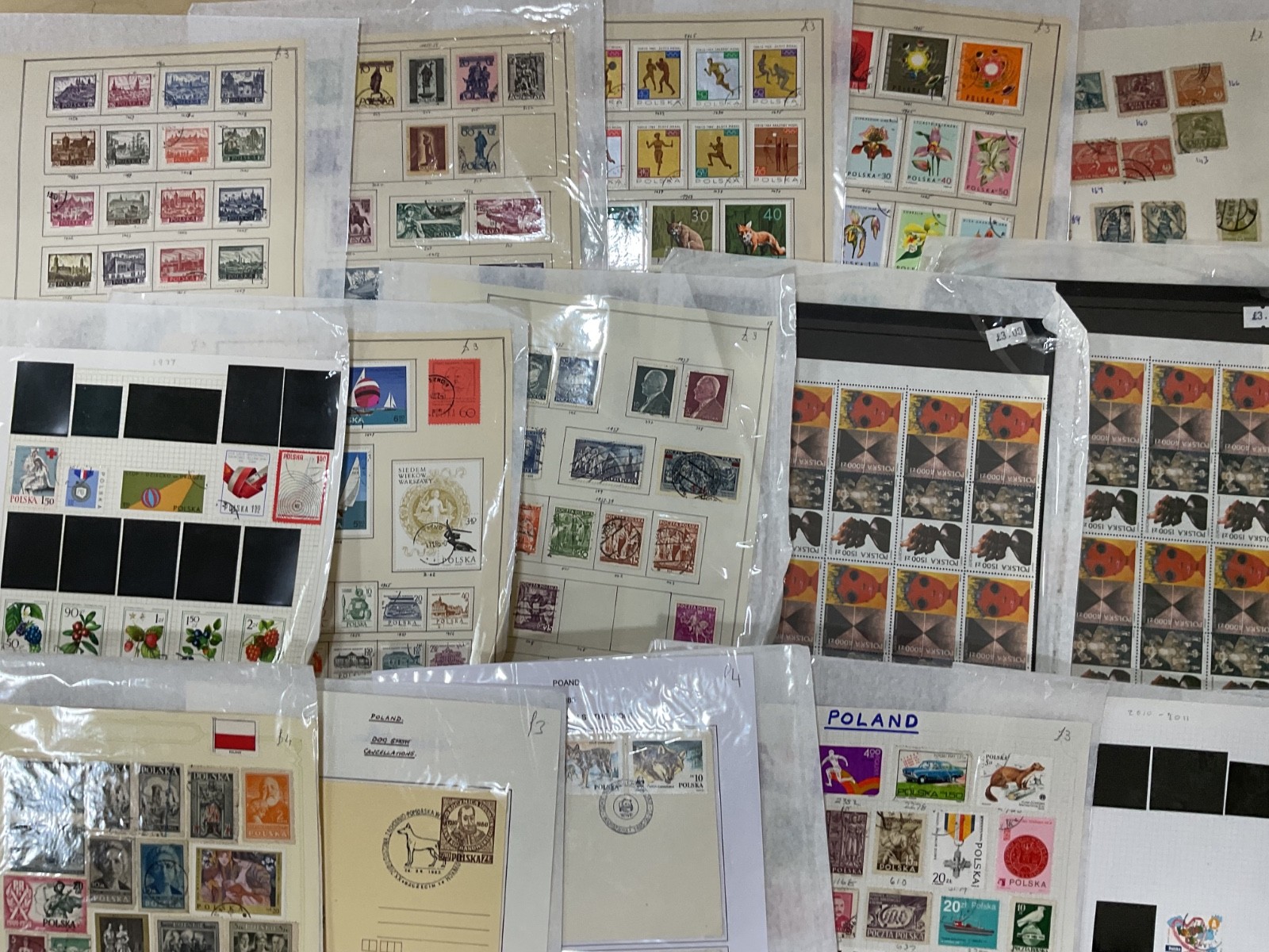 Poland stamps. Ex dealer leaves. Mint/Used. Vintage to modern. 1.8kg G101