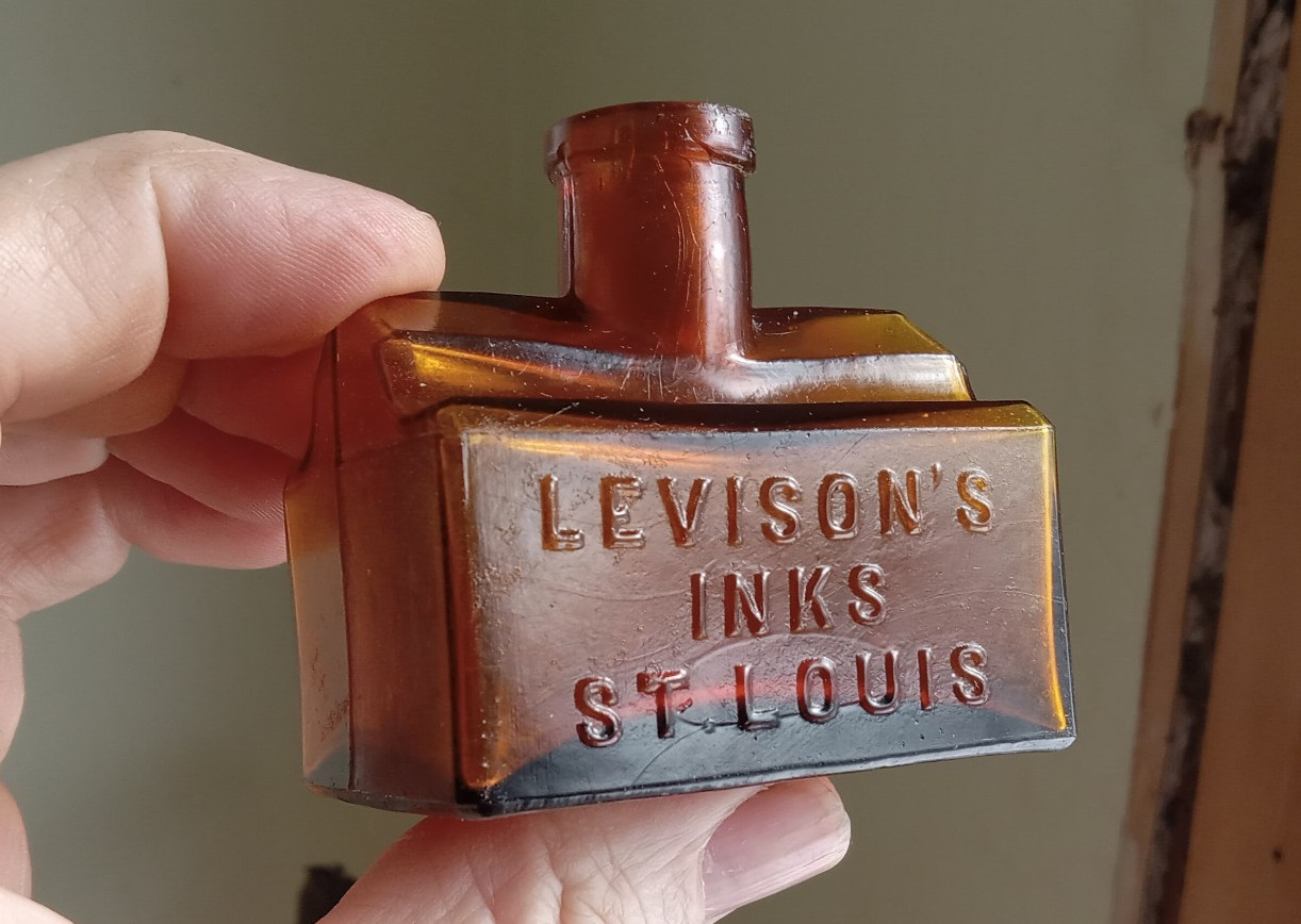 LEVISON'S INKS ST.LOUIS 1880s AMBER CABIN COTTAGE SHAPE PENREST INK BOTTLE AS IS