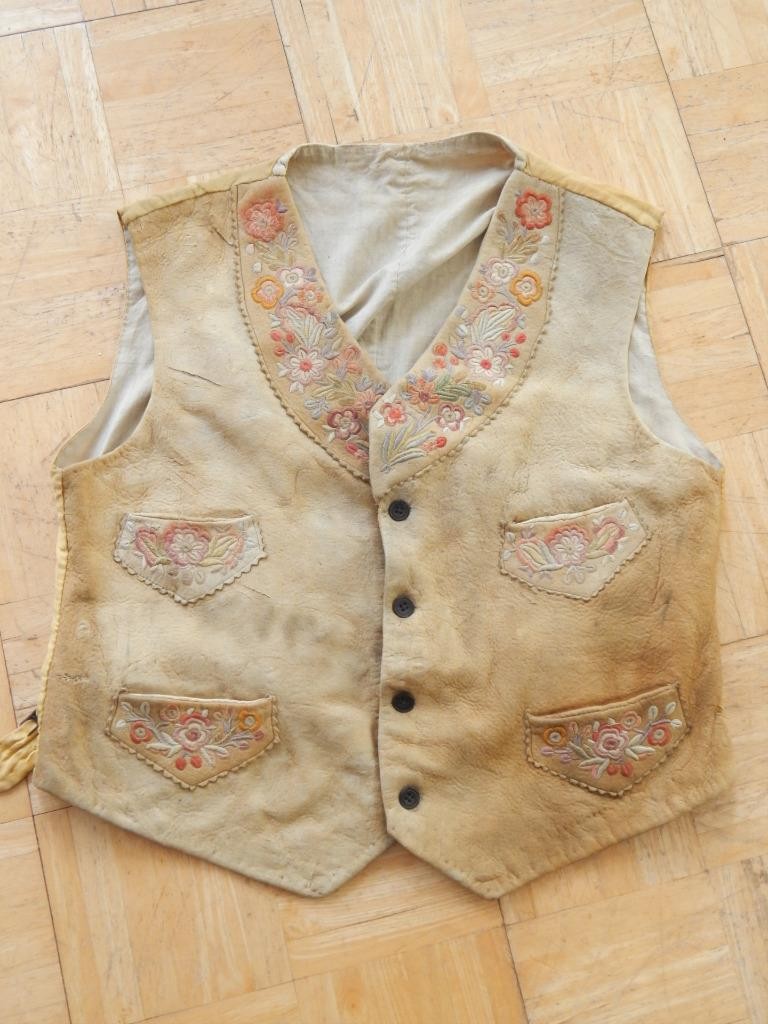 VINTAGE ATHABASKAN / N. CREE INDIAN BRAIN TAN SILK EMBROIDERED VEST - XLNT !