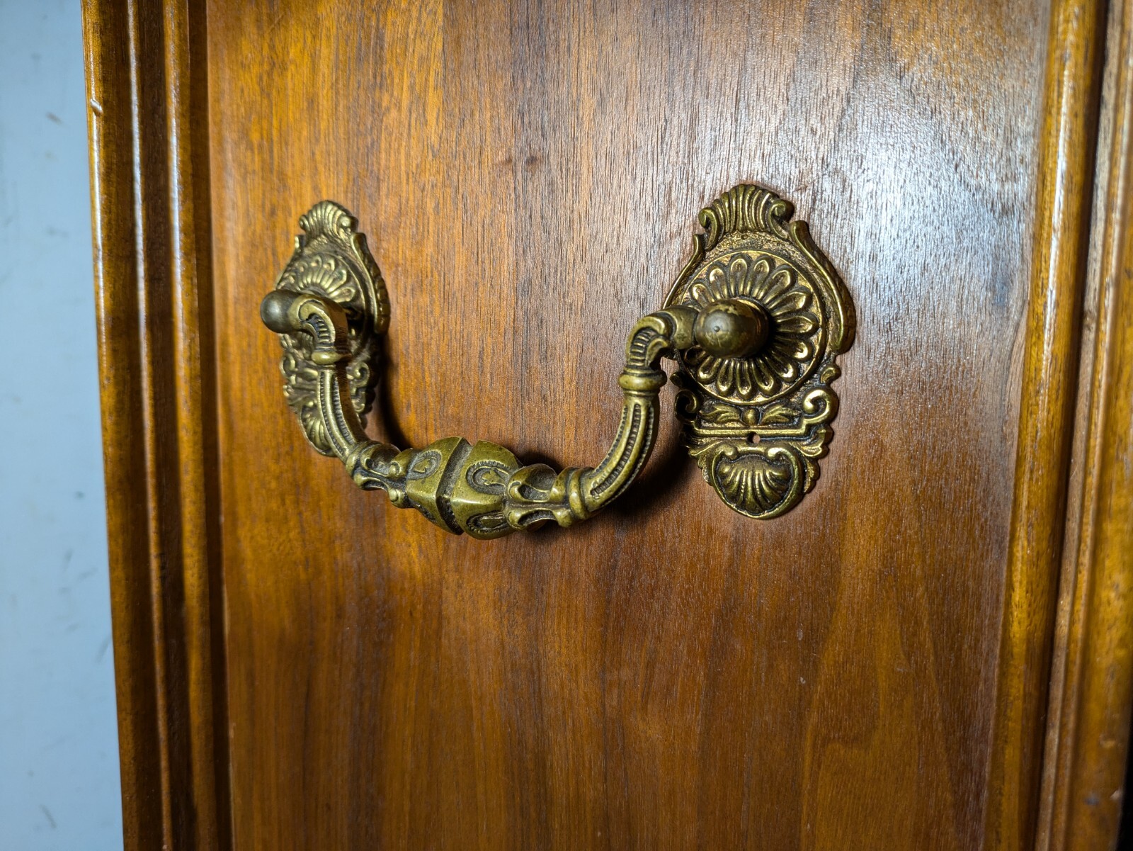 Vintage Art Deco English Regency Flip Top Cellarette Liquor Bar Rolling Cabinet