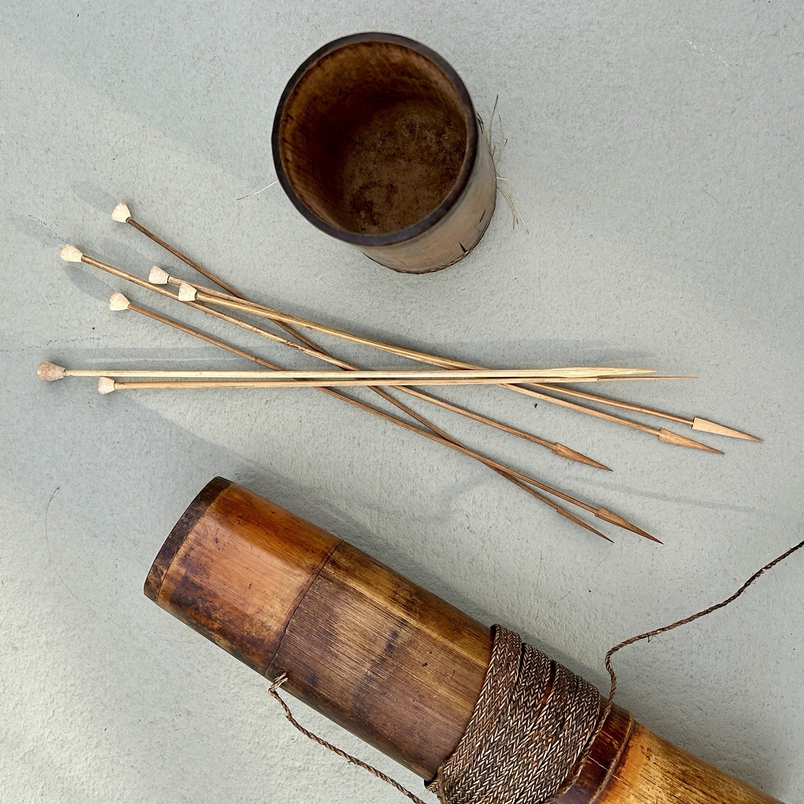 Borneo Dayak Bamboo Blowpipe Dart Quiver Tolor w/ 7 Darts Rattan 1960s Vintage