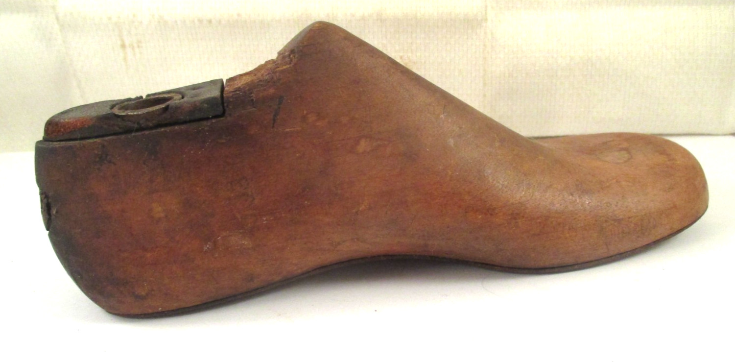 Vintage CHILDREN'S WOODEN COBBLER SHOE MOLD 6-5/8"