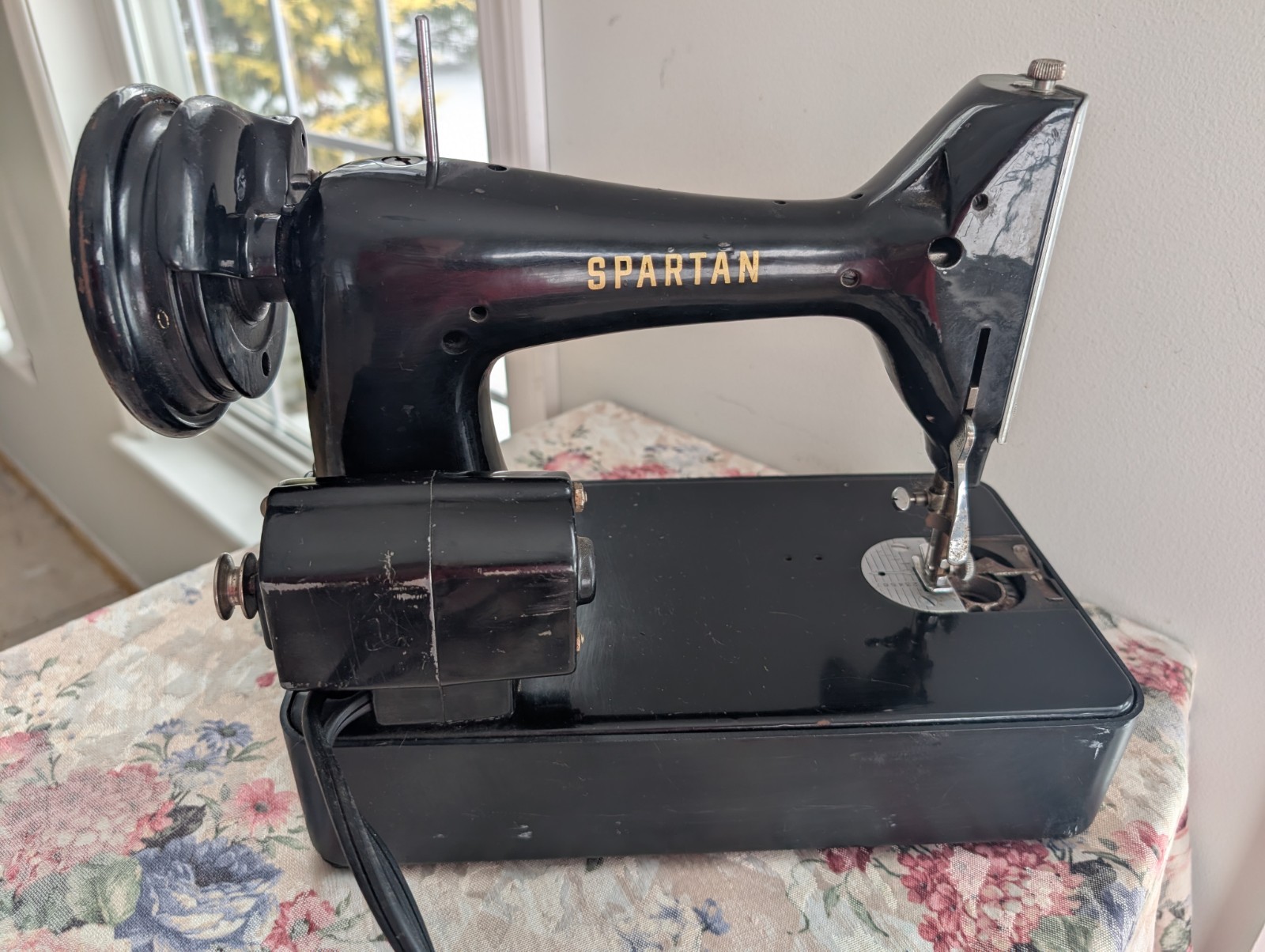 Vintage Singer Spartan 192K Sewing Machine w/Pedal - Needs Belt & Missing Plate