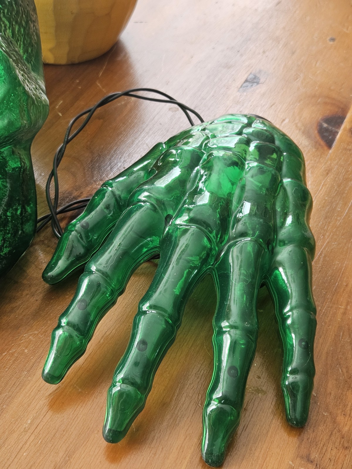 VTG Working Halloween Series Light Up Skull W Hands 3 Piece Clear Green