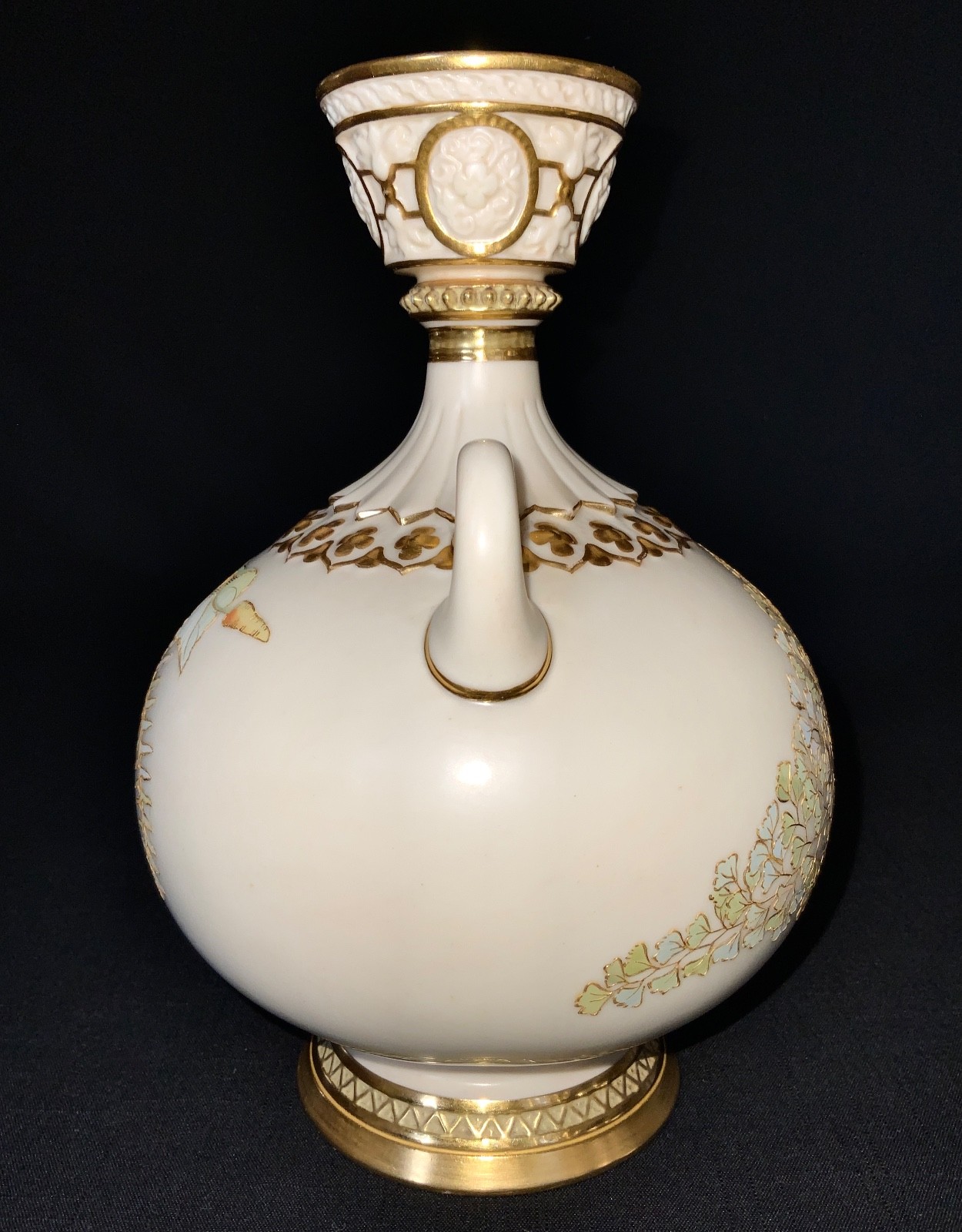 ANTIQUE ROYAL WORCESTER GILT & PAINTED HANDLED VASE C. 1884-1889 #1109 8 7/8"H