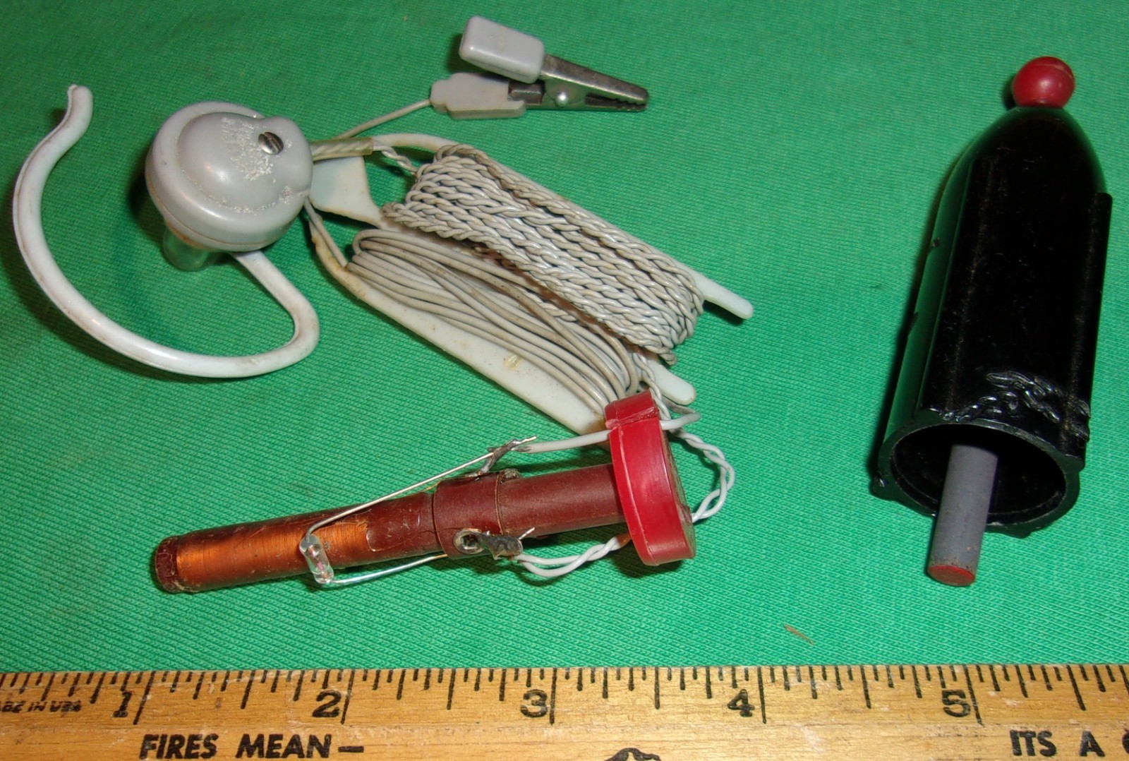 HEAREVER Novelty ROCKET SHIP/Missile CRYSTAL RADIO (1958)