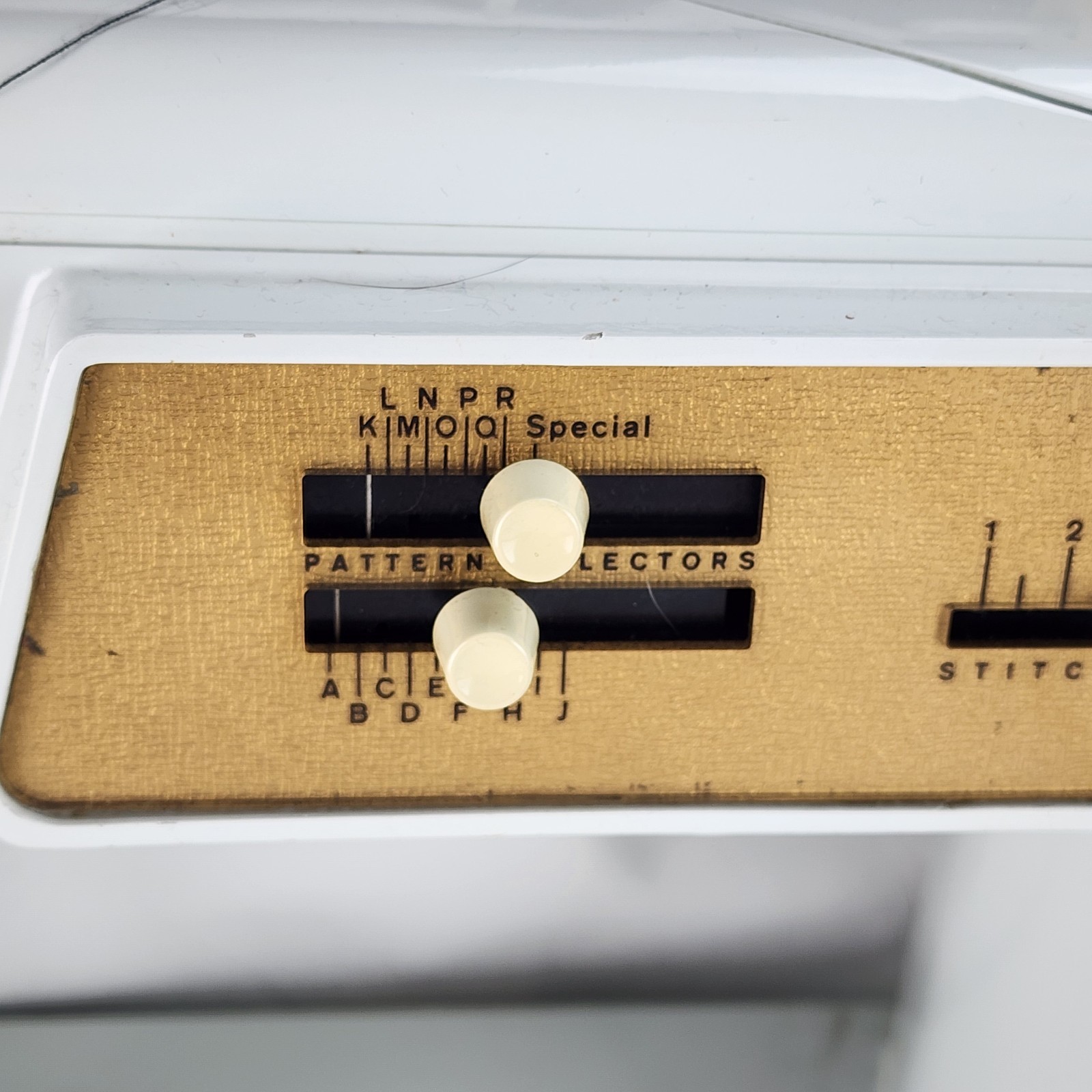 Singer 620 GOLDEN TOUCH SEW Deluxe Zig Zag Sewing Machine w/ Pedal & Case WORKS