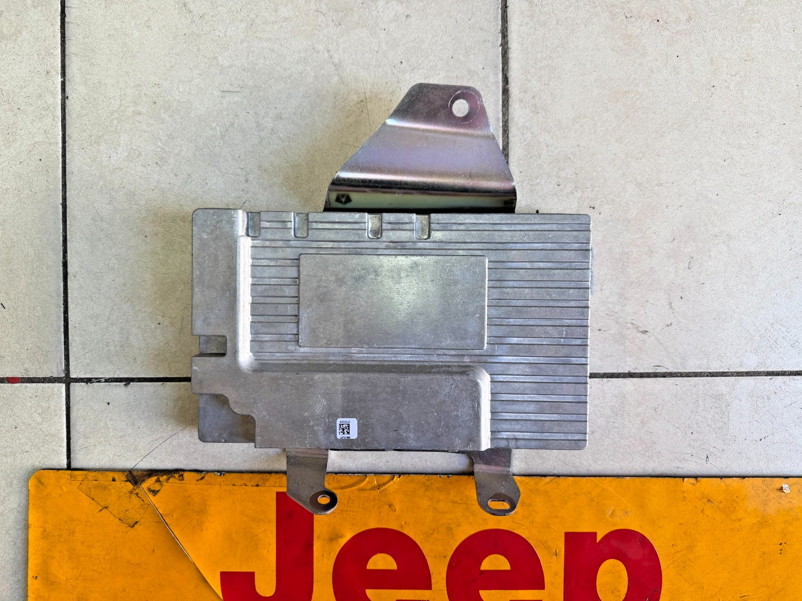 2014 2015 JEEP GRAND CHEROKEE SRT 8 AMPLIFIER HARMAN KARDON OEM 68217143