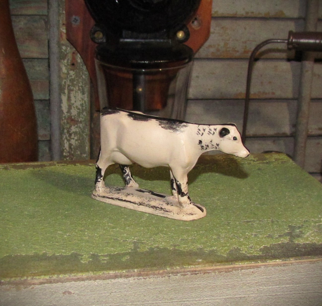 Primitive 3.5" Antique White Resin Holstein Country Farm Dairy Vtg Style Toy Cow