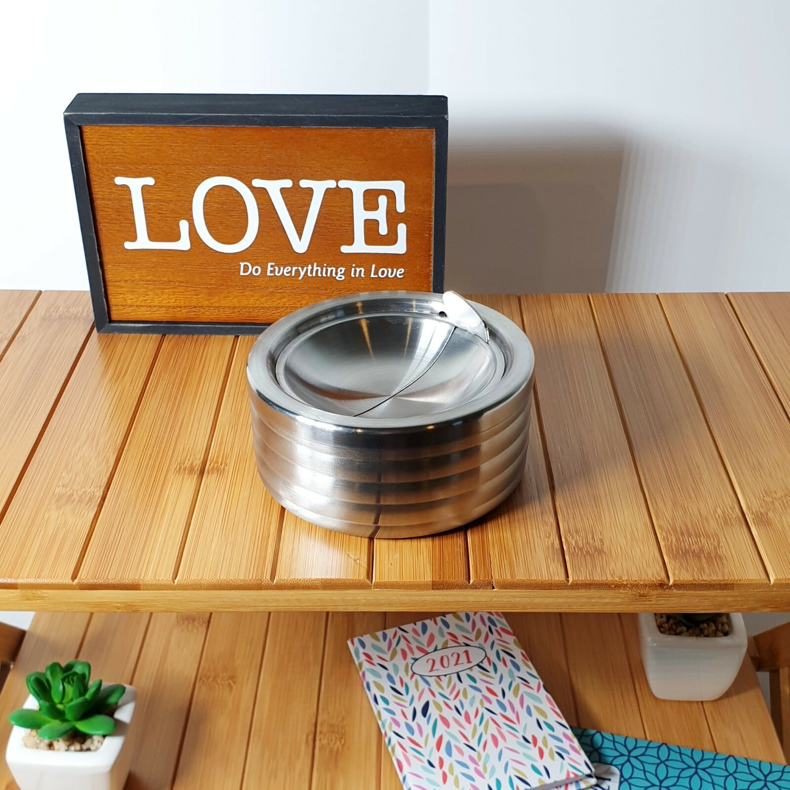 Grooved Silver Smokeless Classic Metal Ashtray with a Lid for Cigarettes