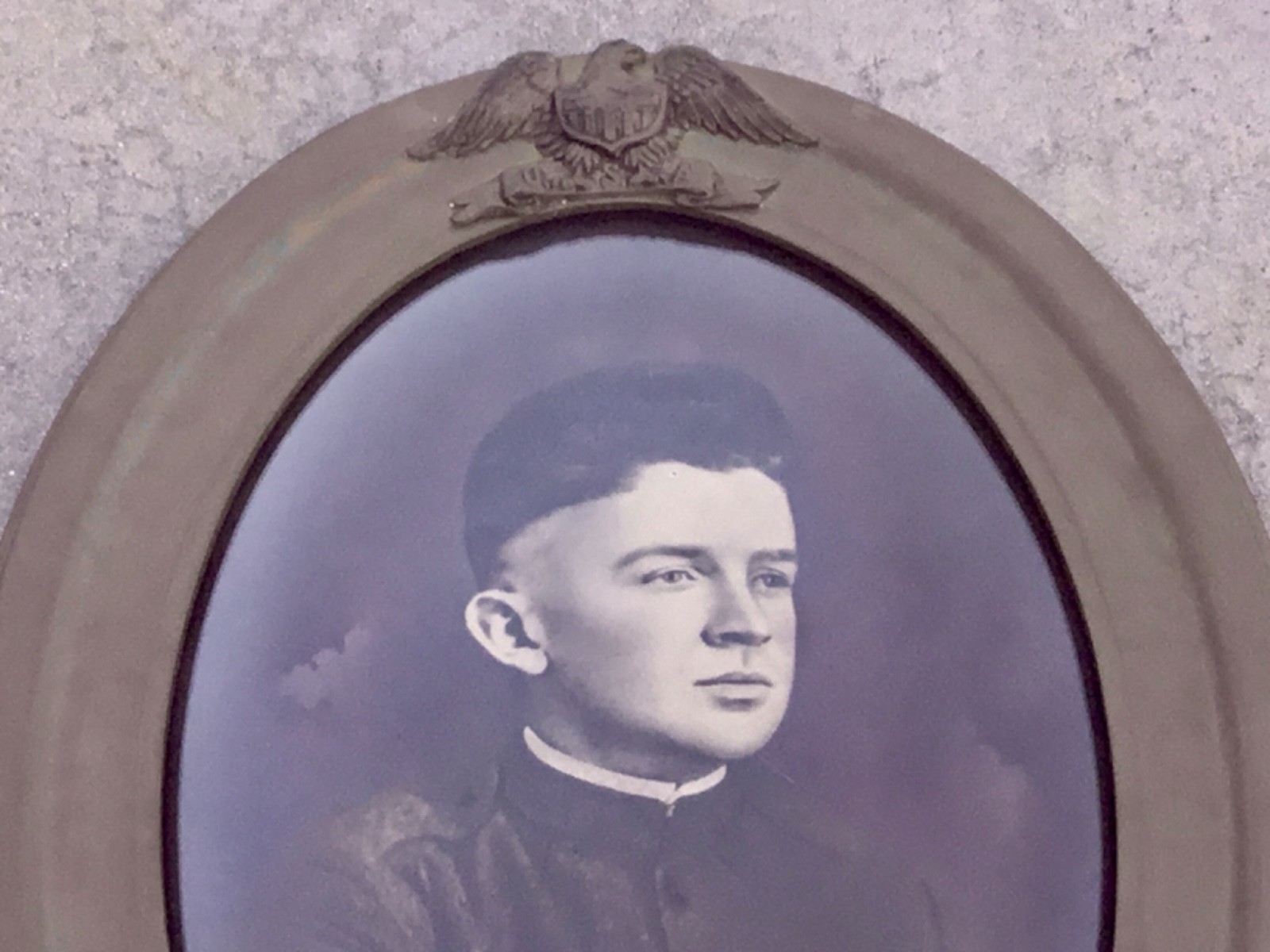 Vtg WW1 Convex Glass Soldier Military Portrait US Army Oval Framed Wall Hanging