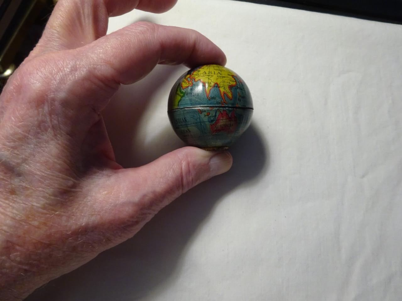 ANTIQUE MINIATURE TIN LITHO WORLD GLOBE PENCIL SHARPENER MADE IN JAPAN BY MT VG