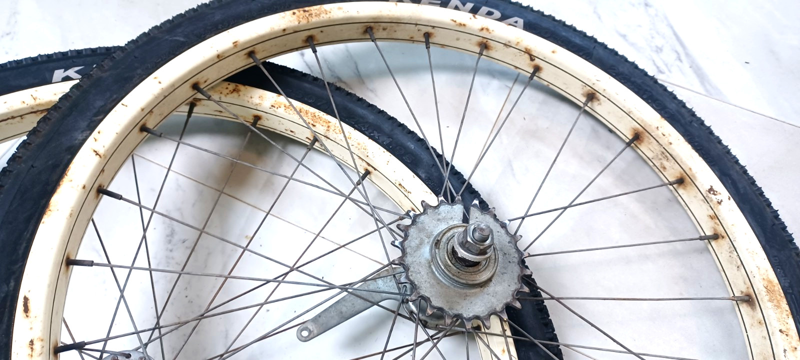 SWEET, 24x2.125" Nice pair Schwinn, S-2 Balloon Enameled Wheels 1950/60s bicycle