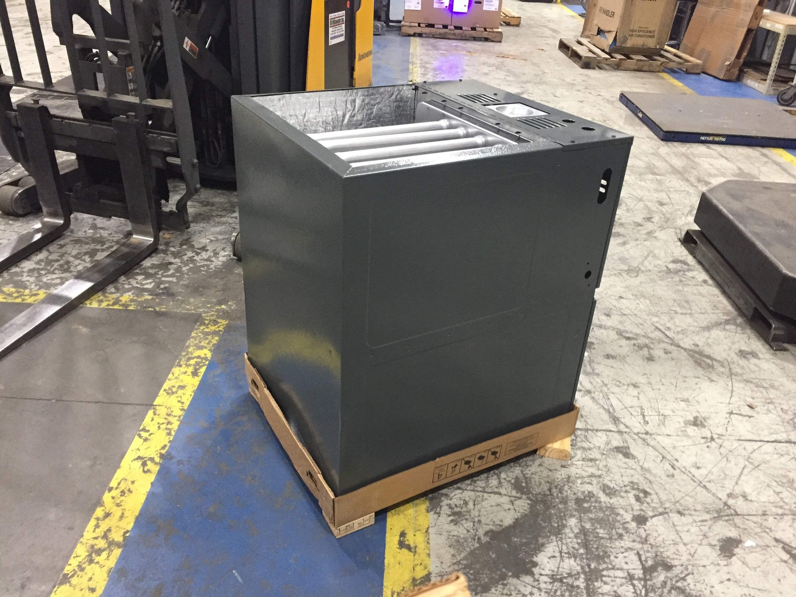 Goodman GMVC800805DX 80,000 BTU 2-Stg Up/Horizontal Comm Compat ECM Furnace 80%