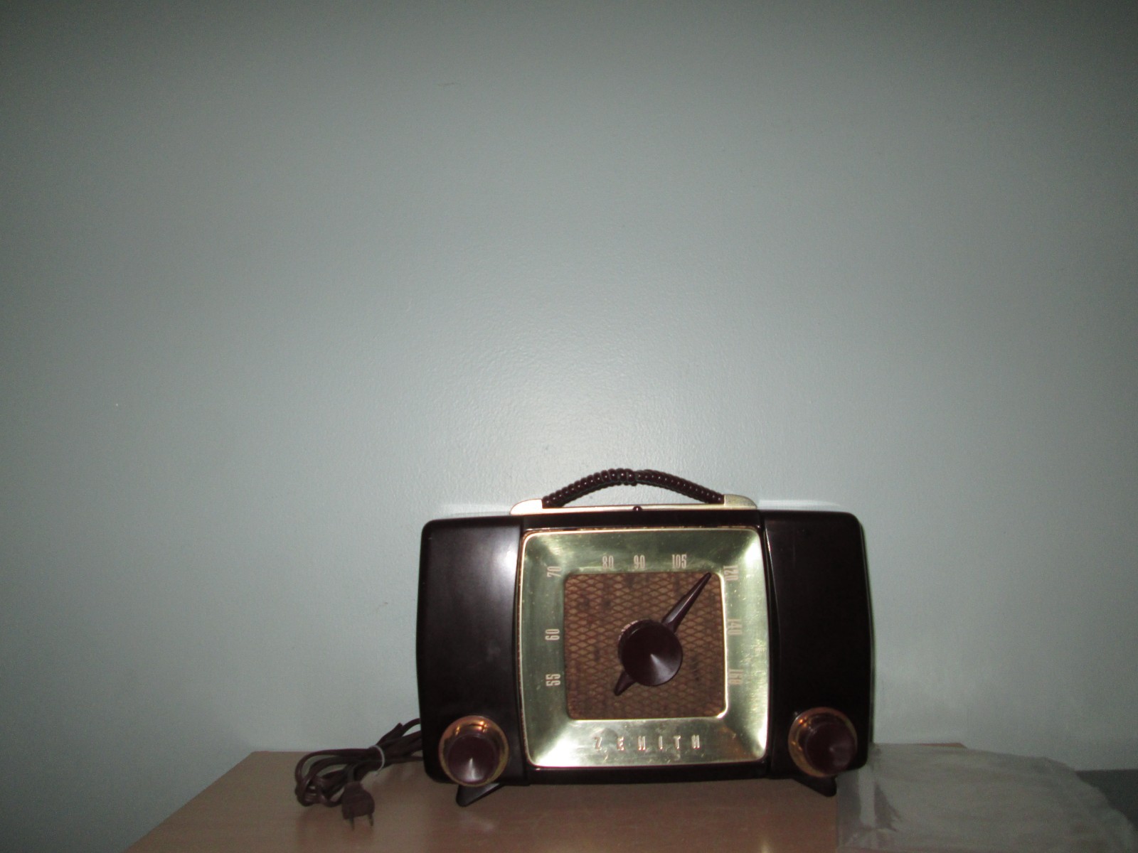 Zenith H-615 AM 6 Tube Bakelite Gold Trim Radio 1951 Vintage