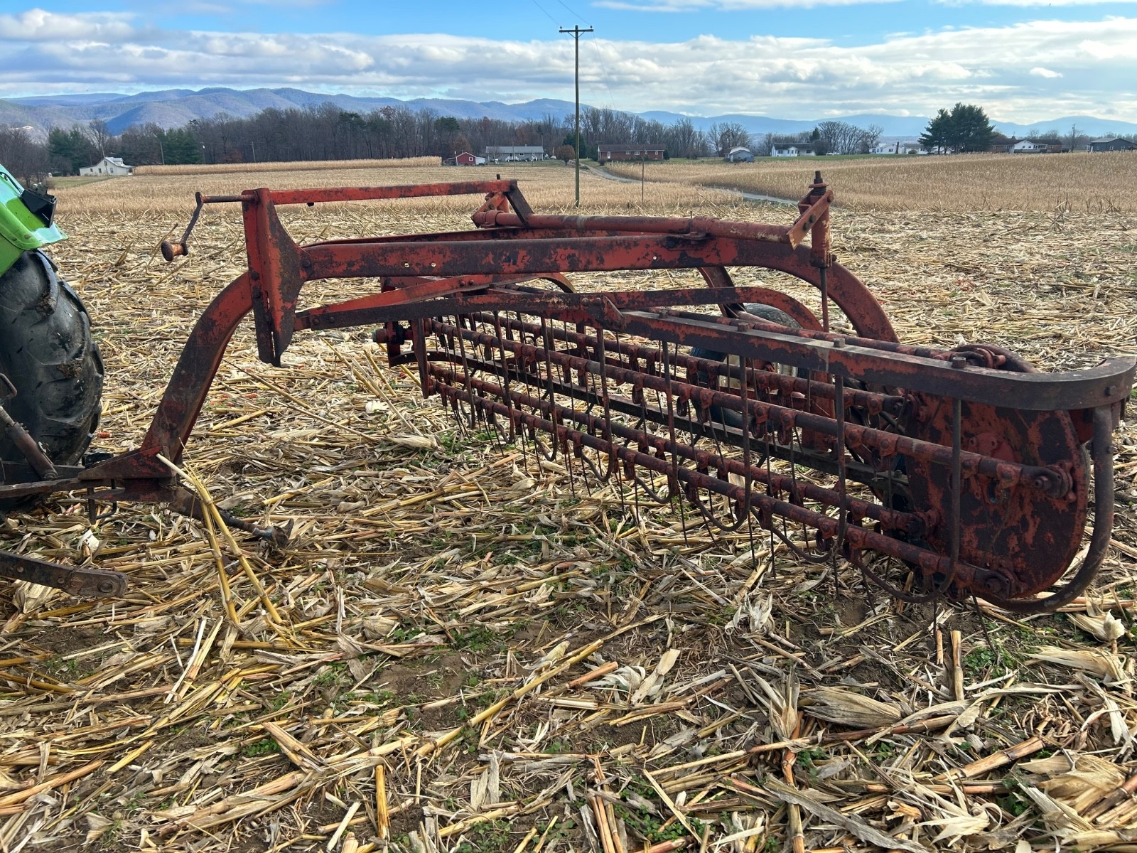 Avco 126 bar rake in working condition