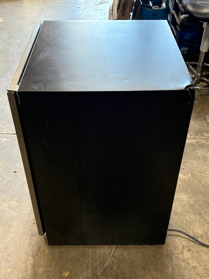 XO XOU24BCGSR 24" Beverage Center w/ Glass Shelves (Bad compressor, Sold AS IS)