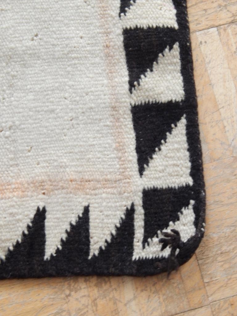 ANTIQUE c.1920 CLEAR FIELD NAVAJO SINGLE SADDLE BLANKET / RUG / WEAVING