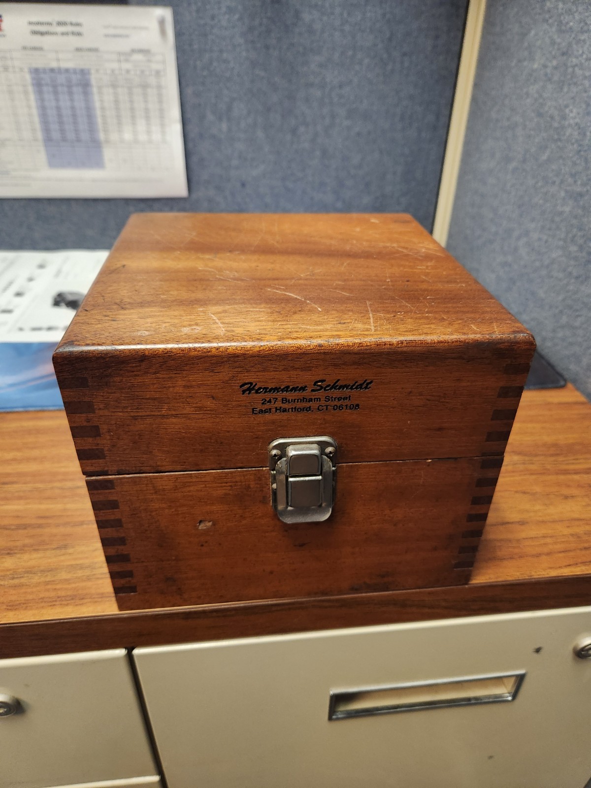 Hermann Schmidt 4" x 4" Magnetic Sine Plate with wooden case & acc