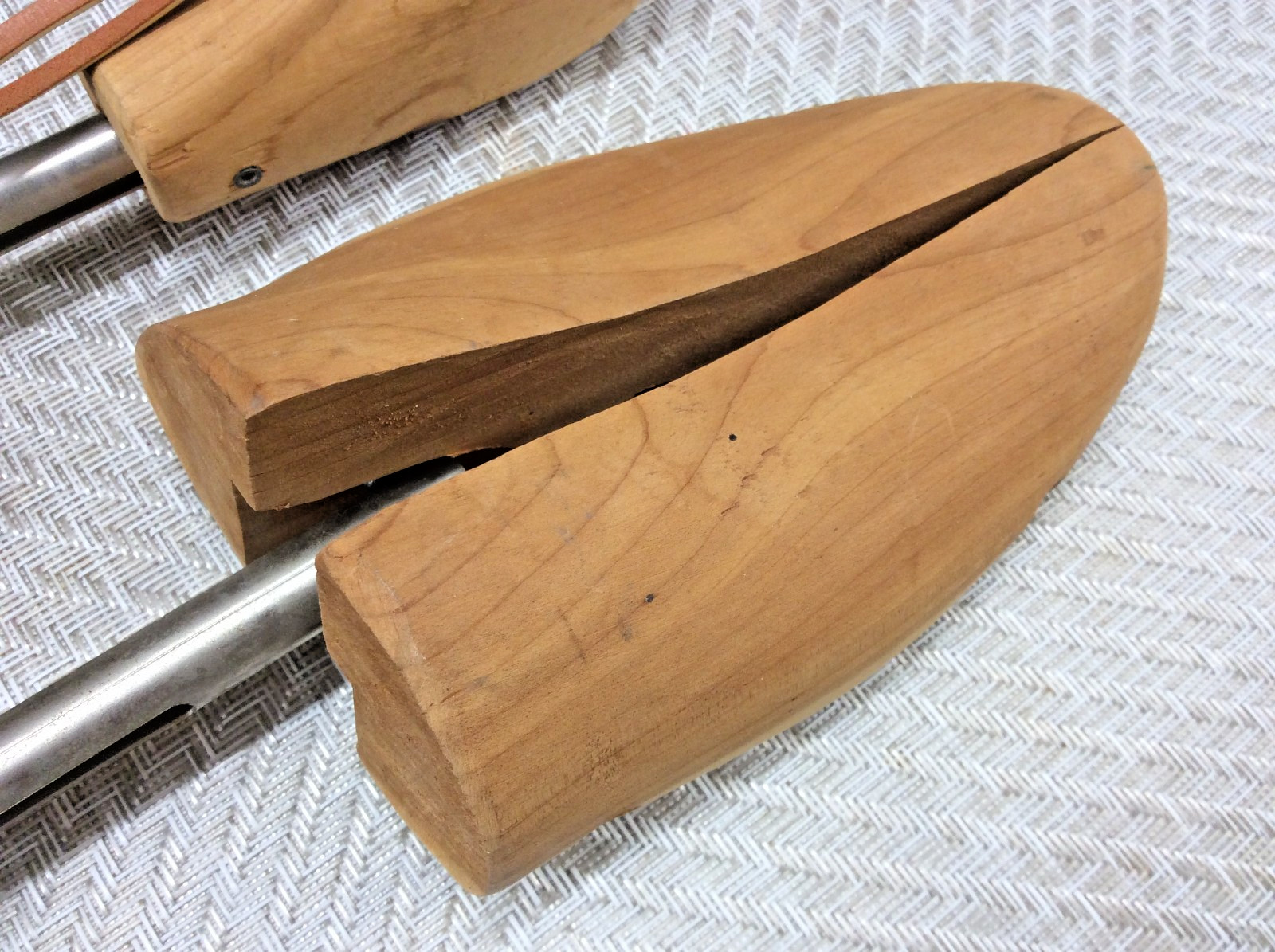 Wooden Shoe Trees Men's Size Large Pair Cedar Wood Forms Vintage