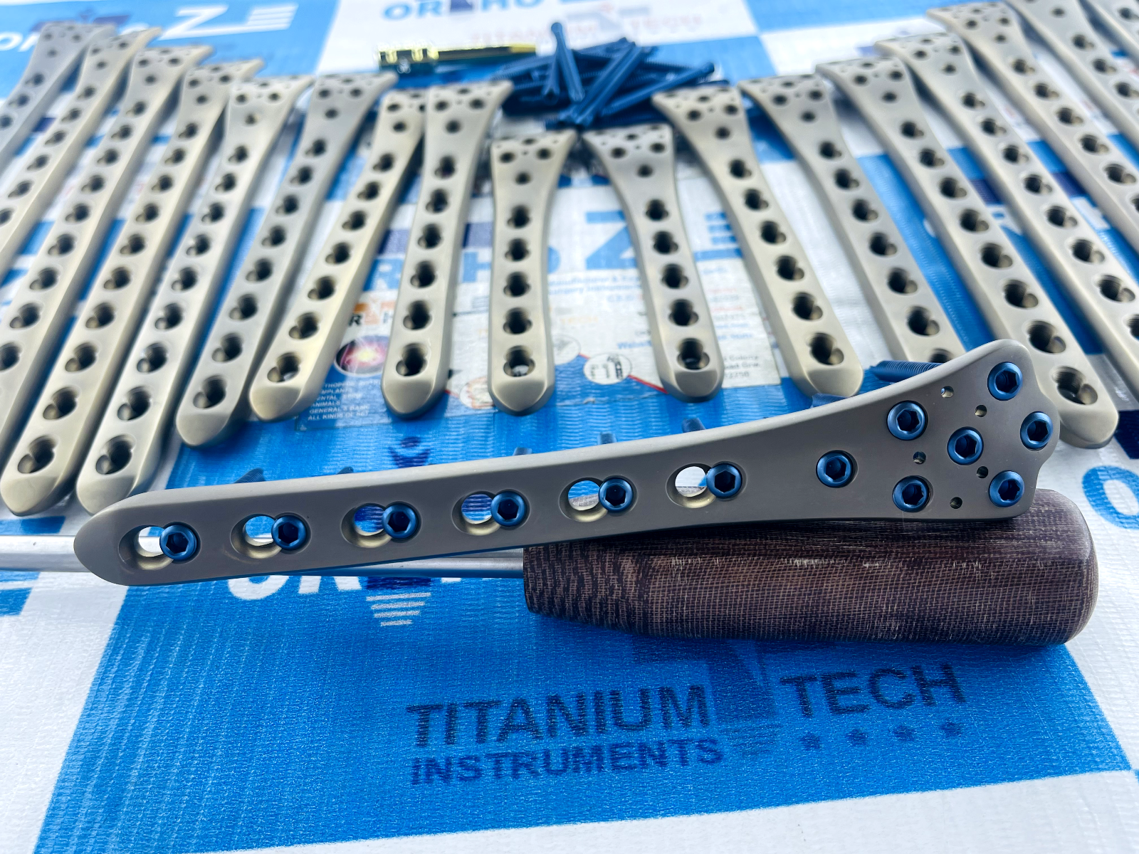 Distal femur Locking plates (5-13H) with 5mm Locking screws in Titanium grade 5