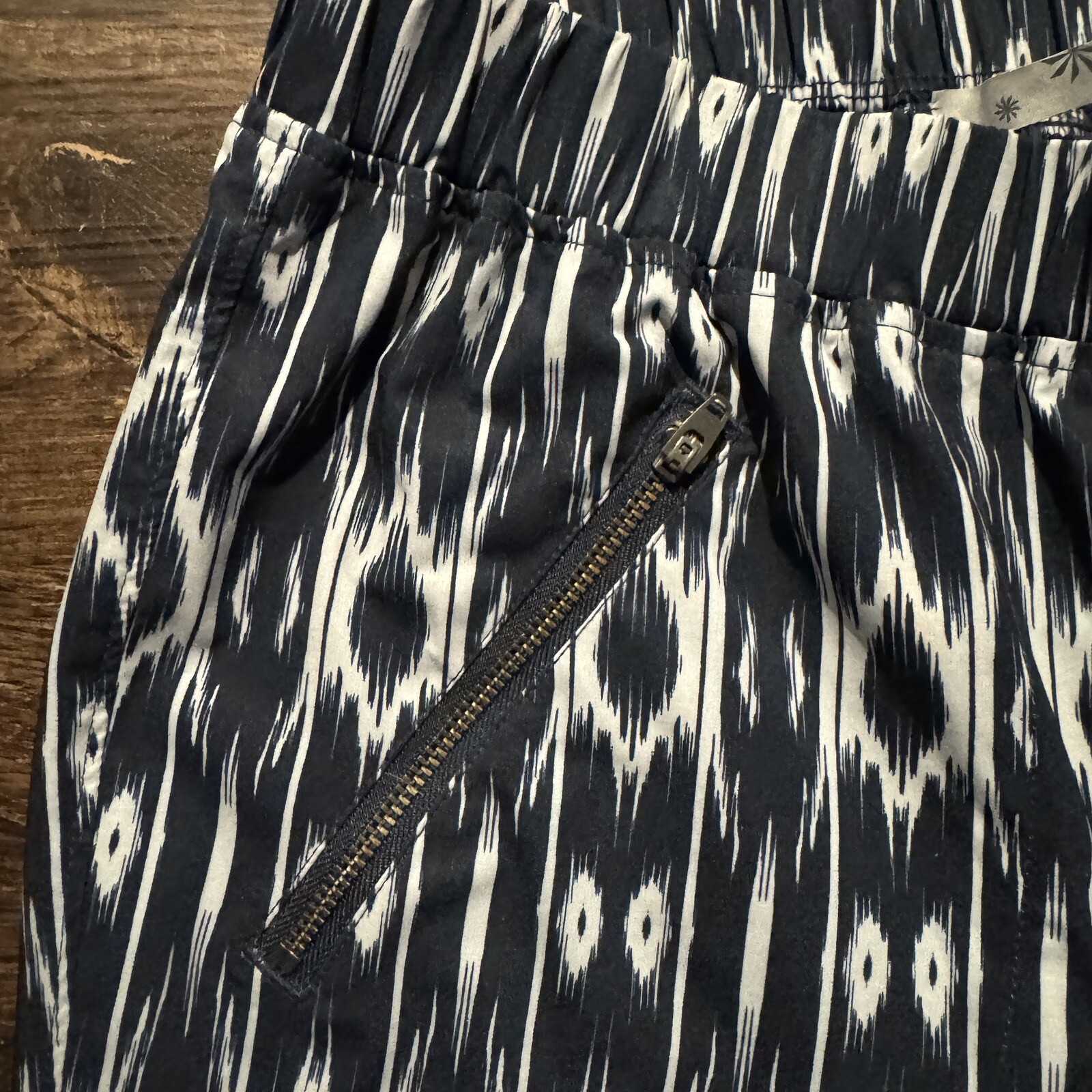 Athleta Pull-on Athleisure Yoga Travel Pants Sz 4 Pocket Zippers Tapered Casual