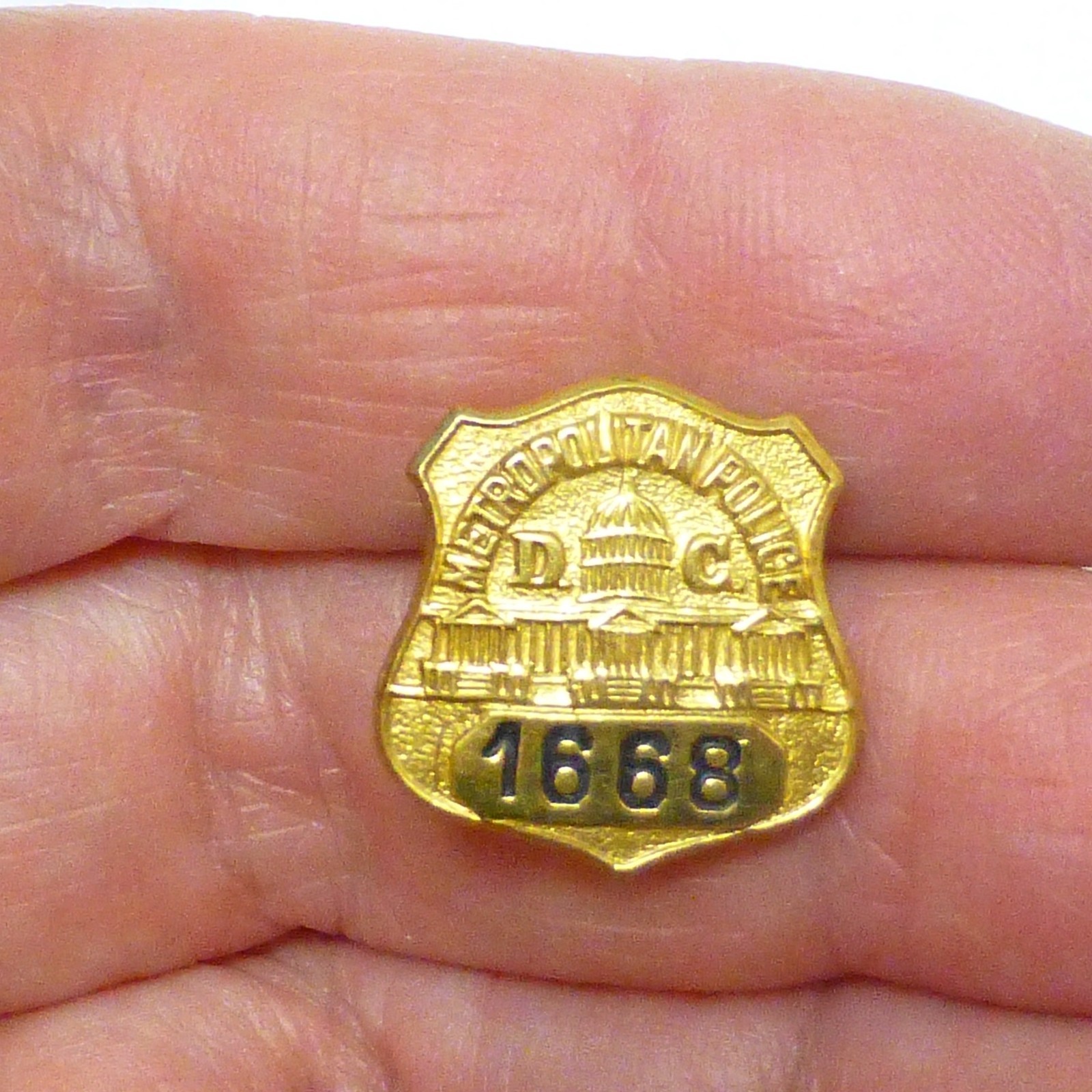Vintage metropolitan police DC Washington mini badge lapel hat pin