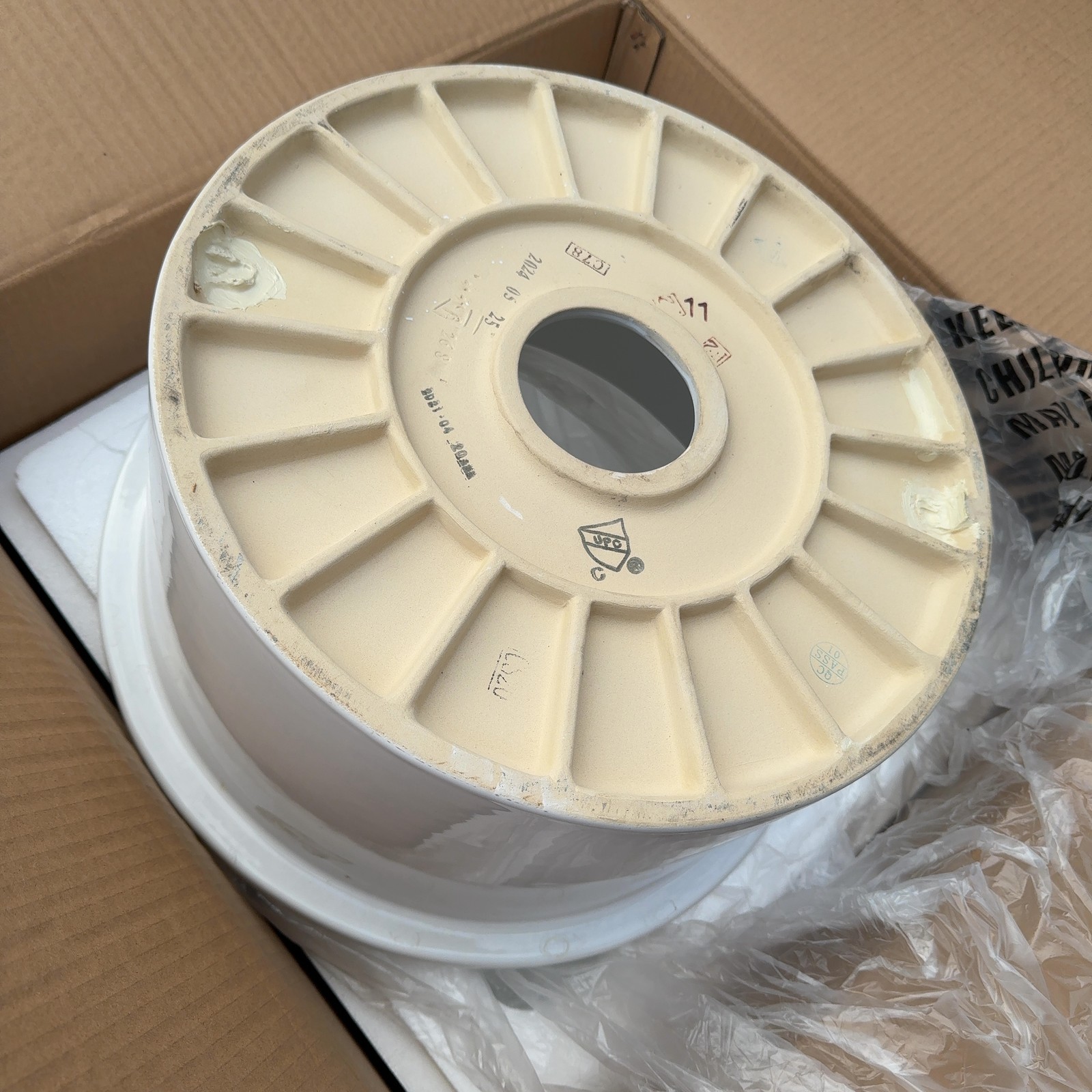 Oslo 18.5in White Fireclay Kitchen Sink Round Single Bowl w/Grid Strainer