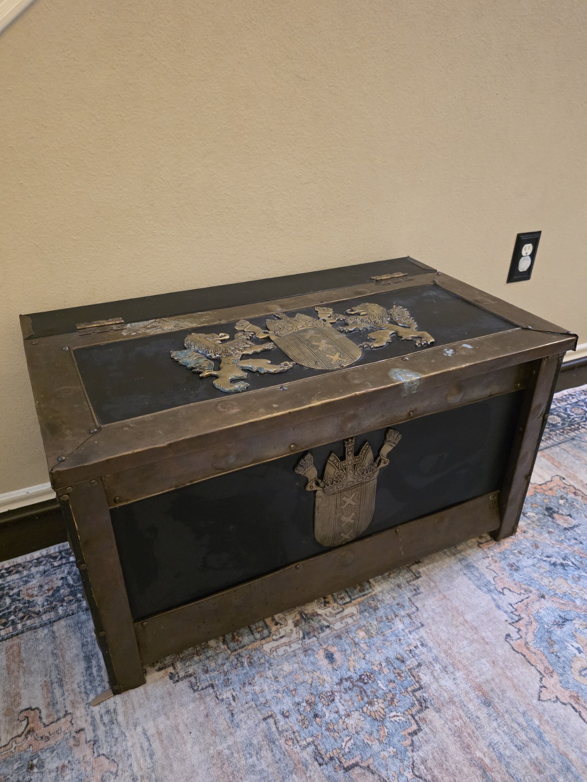 RARE ANTIQUE 19TH C CONTINENTAL BRASS BOUND KINDLING BOX W ARMORIAL. VERY HEAVY