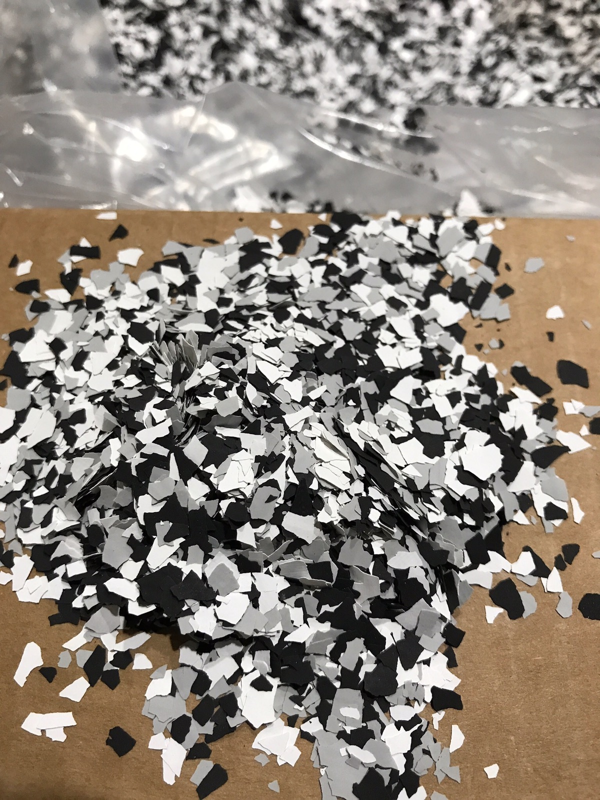 CHIPS FLAKES FOR EPOXY FLOORS DOMINO TUXEDO MIX 1/4” 50 Lb Cs