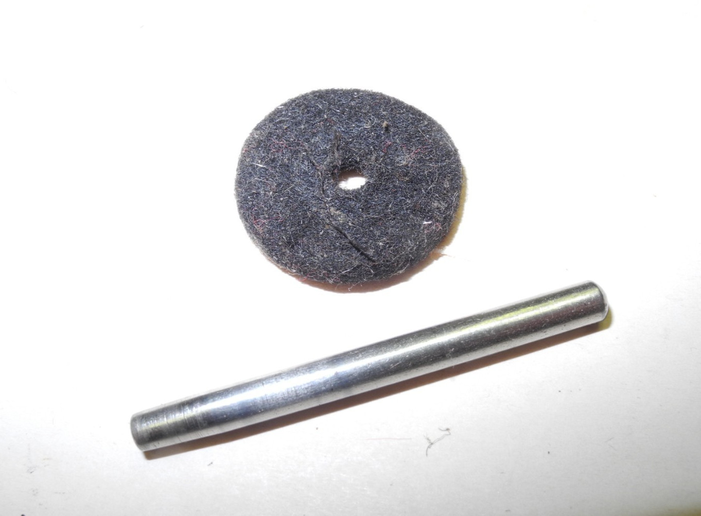 VINTAGE SINGER SEWING MACHINE #201 SCROLL SPOOL PIN PLATE, PIN AND FELT PAD,