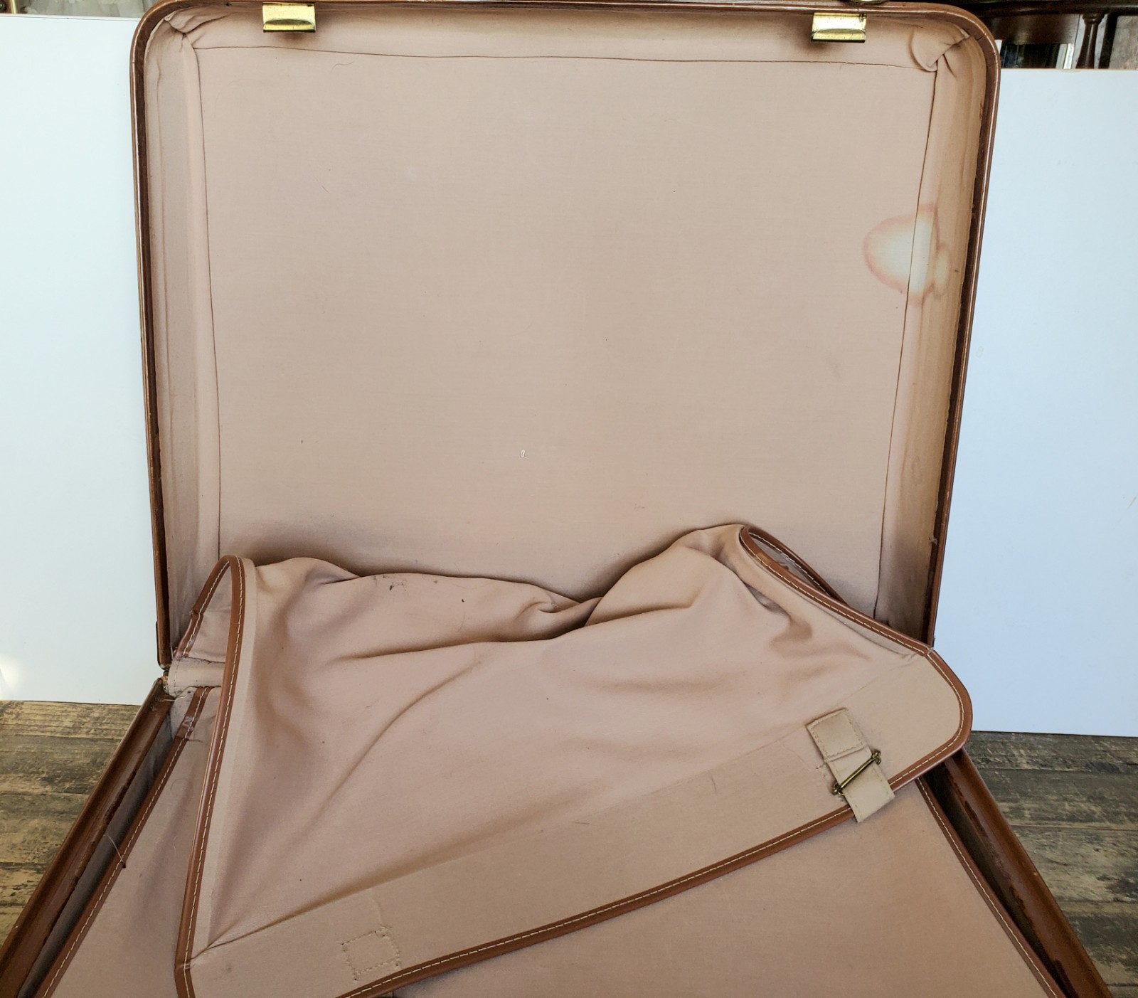 Vtg 1940-50s Cowhide Leather WINGS Suitcase Flight Luggage Carry-On 22”X 19”X 6”