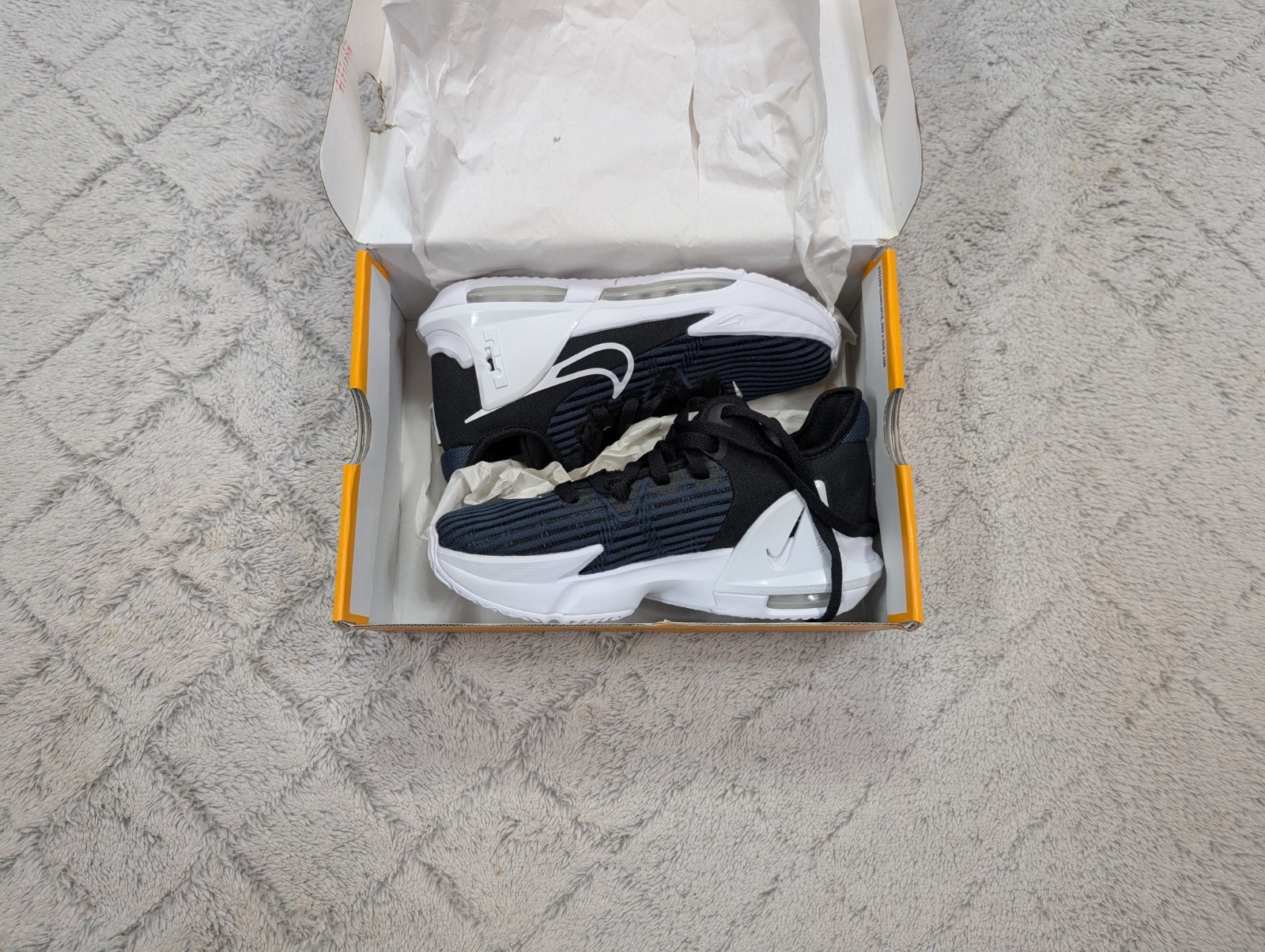 Nike Lebron Witness VI (GS) Black White Basketball Shoes Boys Size 4Y DD0423-002