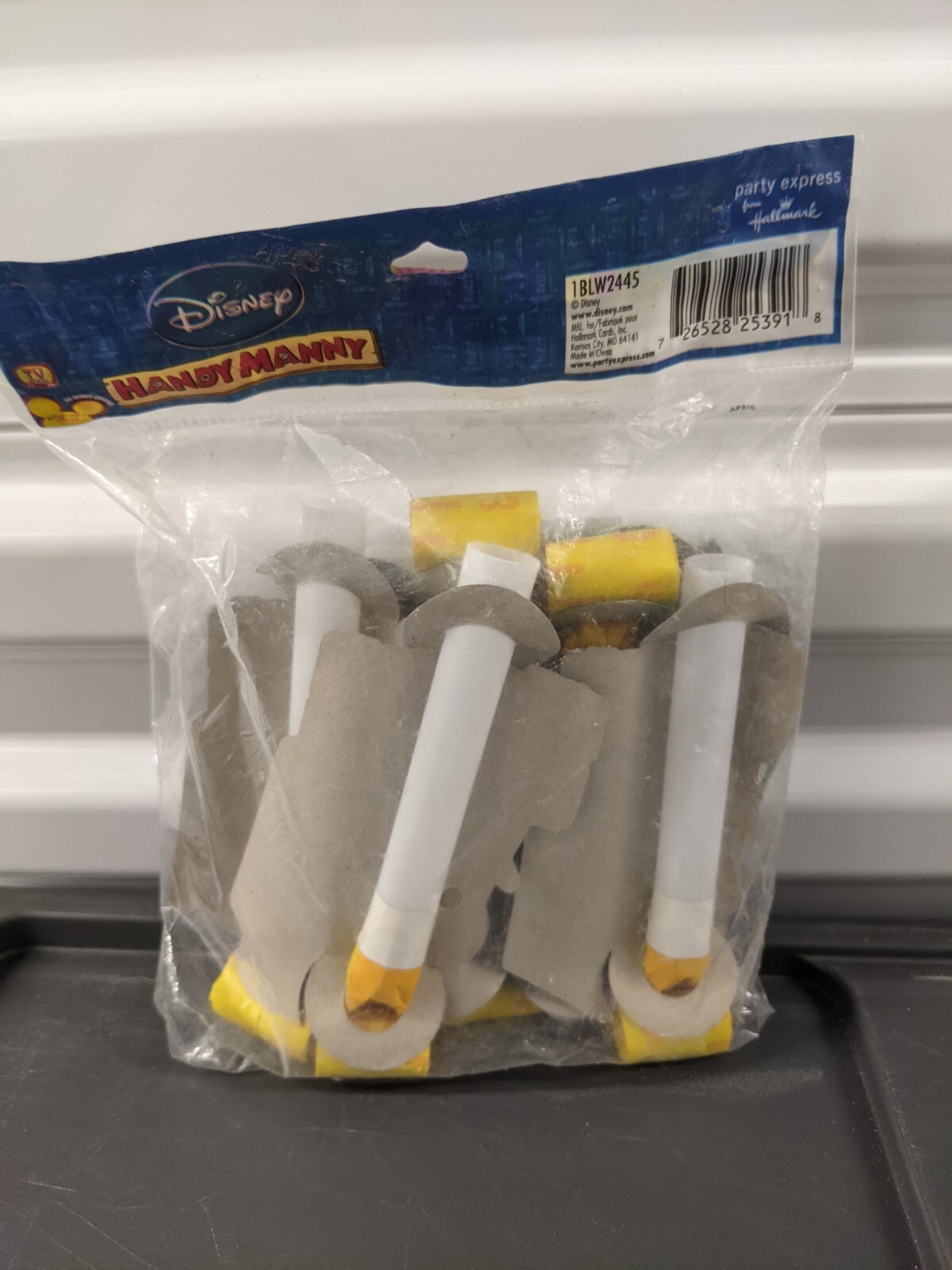 NEW IN PACKAGE DISNEY HANDY MANNY 8- BLOWOUTS PARTY SUPPLIES