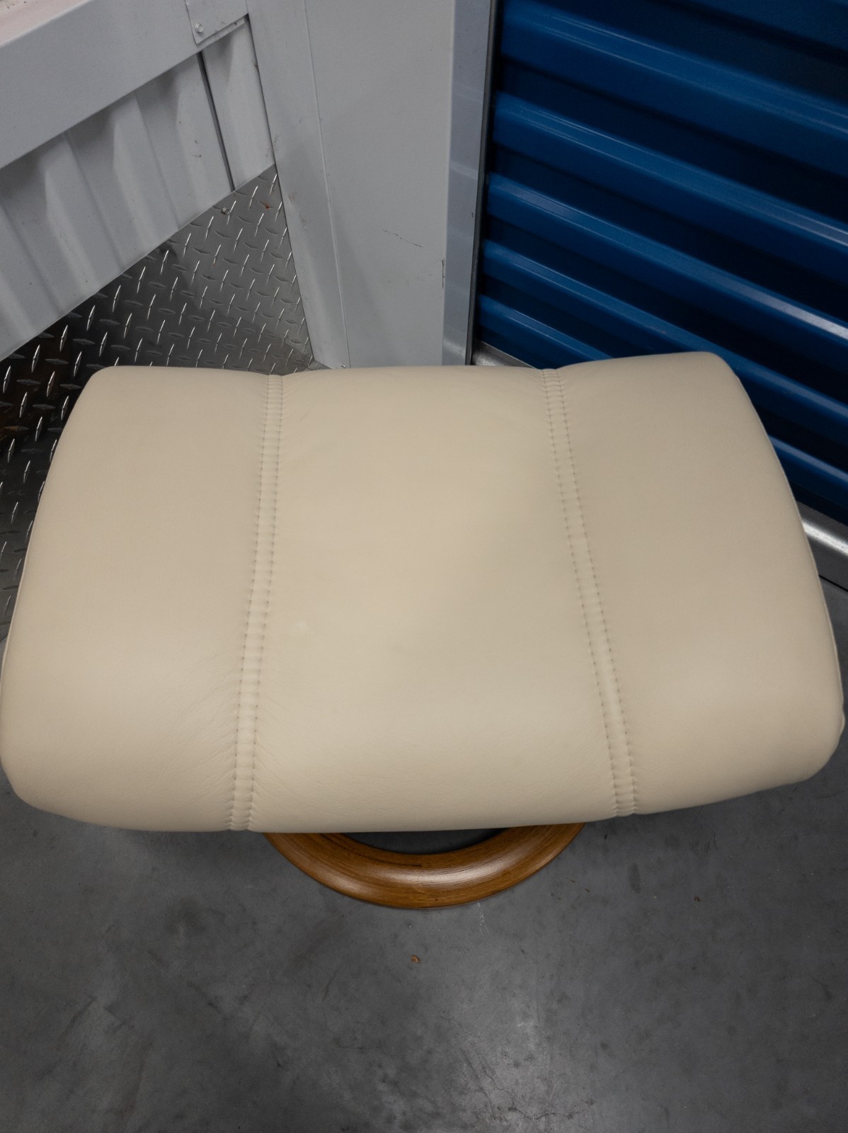 Ekornes Stressless Cream Colored Leather Ottoman | Tilt Function | Teak