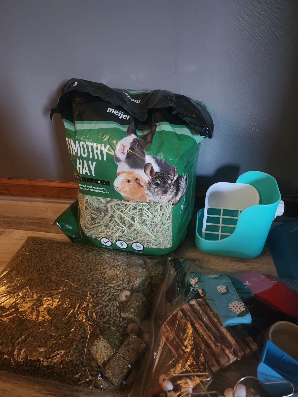 Guinea Pig Accessories Lot, Hideout x3, Water Bottle, Food, Hay, Toys