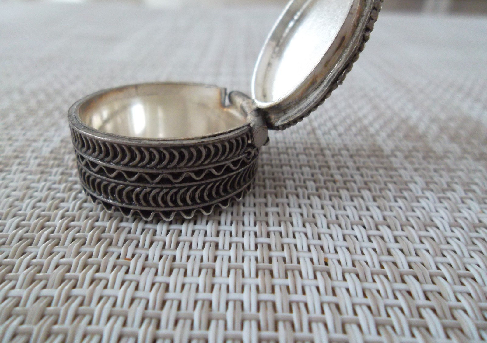 Snuff Box Pill Box Round Antique Filigree Sterling Silver Victorian 14.7 gr